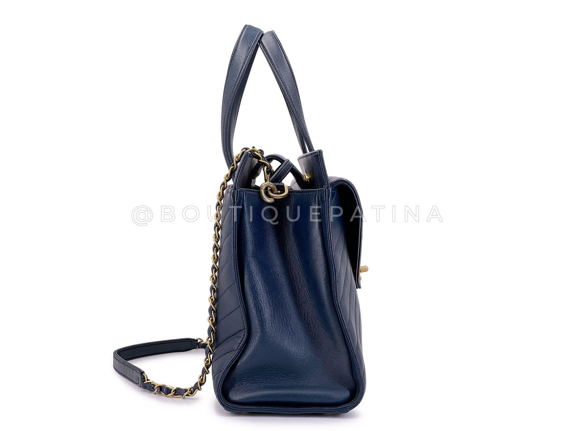 Sac fourre-tout convertible à chevrons inversés bleu marine Chanel 2018 GHW 68549 Excellent état - En vente à Costa Mesa, CA