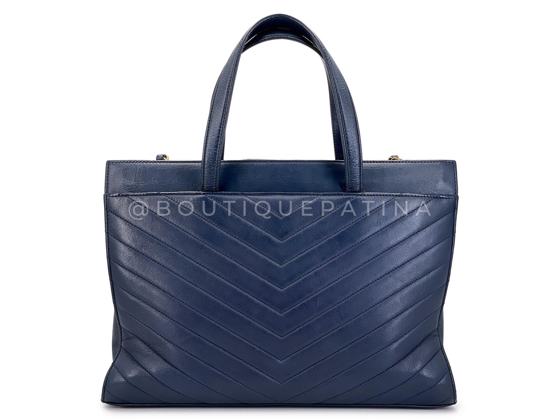 Sac fourre-tout convertible à chevrons inversés bleu marine Chanel 2018 GHW 68549 Pour femmes en vente