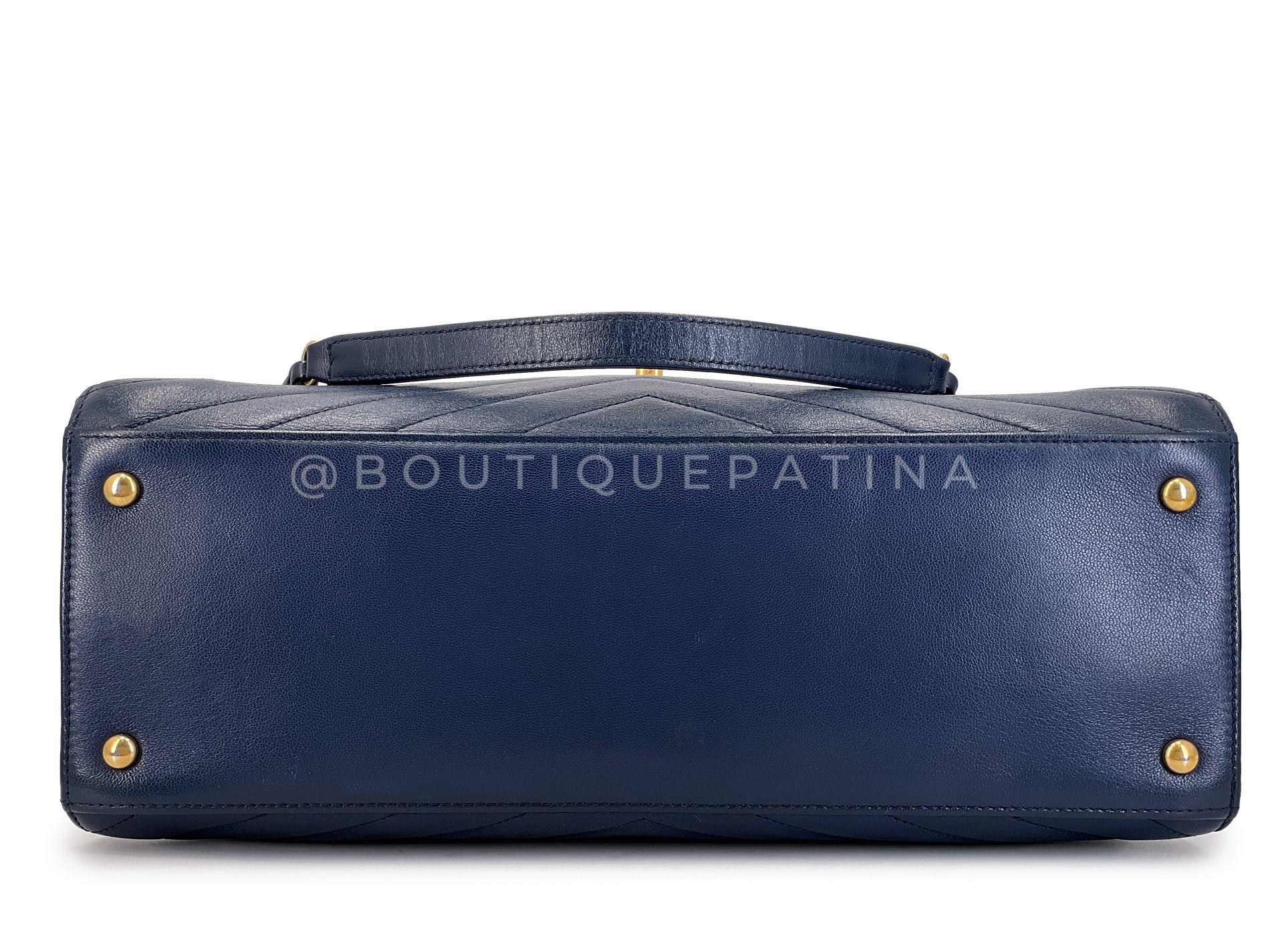 Sac fourre-tout convertible à chevrons inversés bleu marine Chanel 2018 GHW 68549 en vente 1