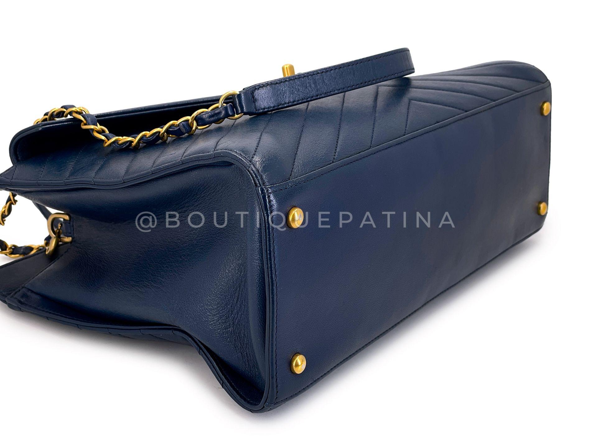 Sac fourre-tout convertible à chevrons inversés bleu marine Chanel 2018 GHW 68549 en vente 2