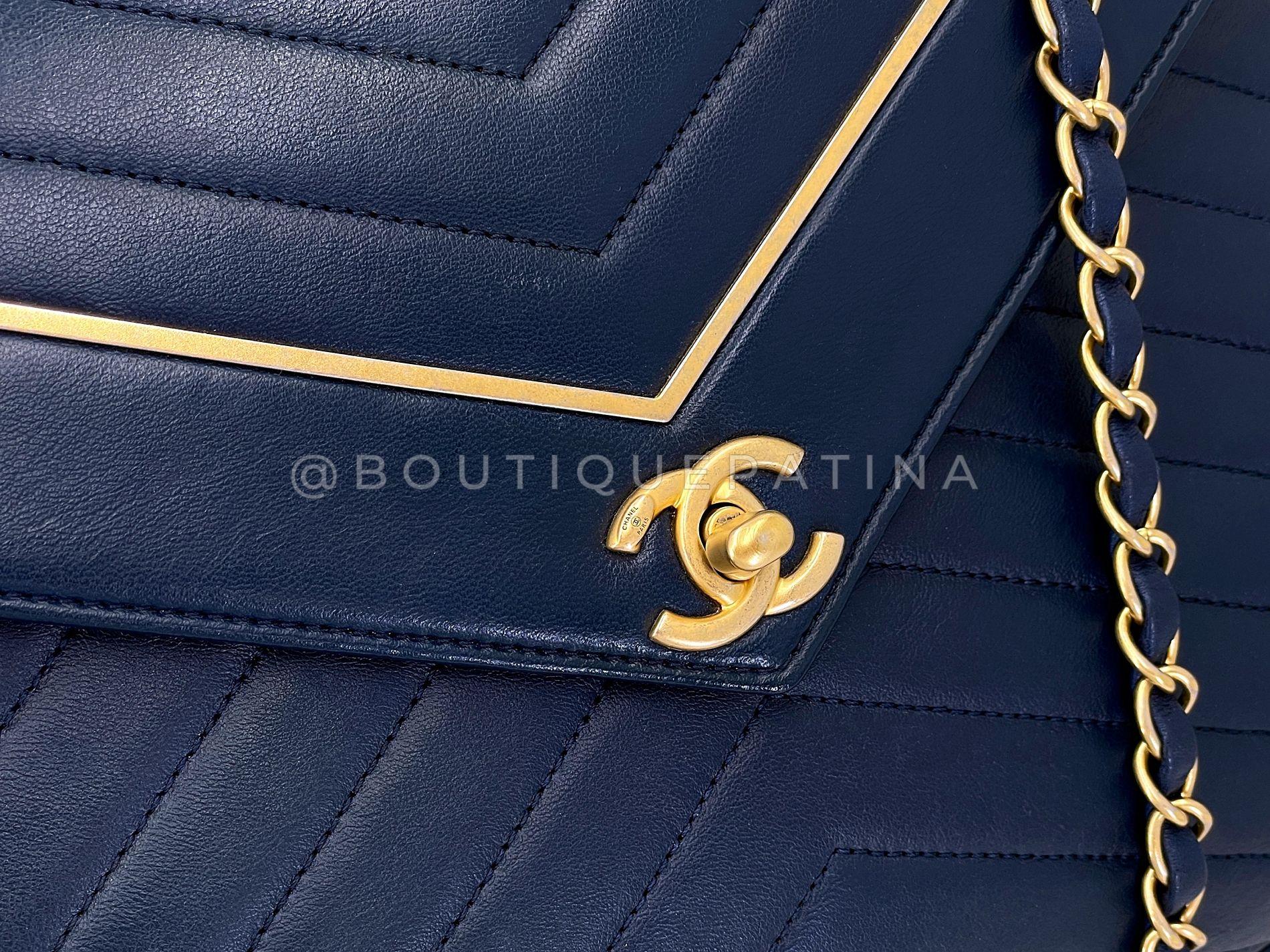 Sac fourre-tout convertible à chevrons inversés bleu marine Chanel 2018 GHW 68549 en vente 3