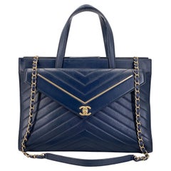 Chanel 2018 Bolso Convertible Azul Marino Chevron Invertido GHW 68549