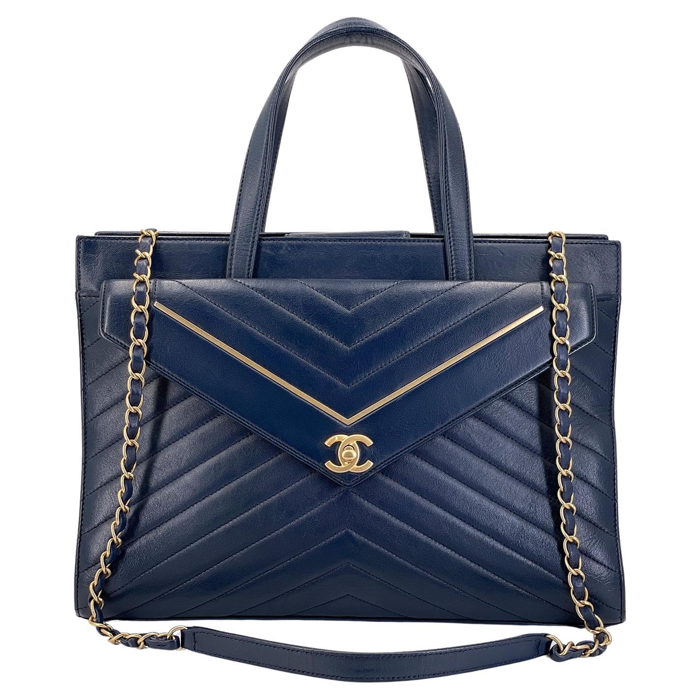 Sac fourre-tout convertible à chevrons inversés bleu marine Chanel 2018 GHW 68549 en vente