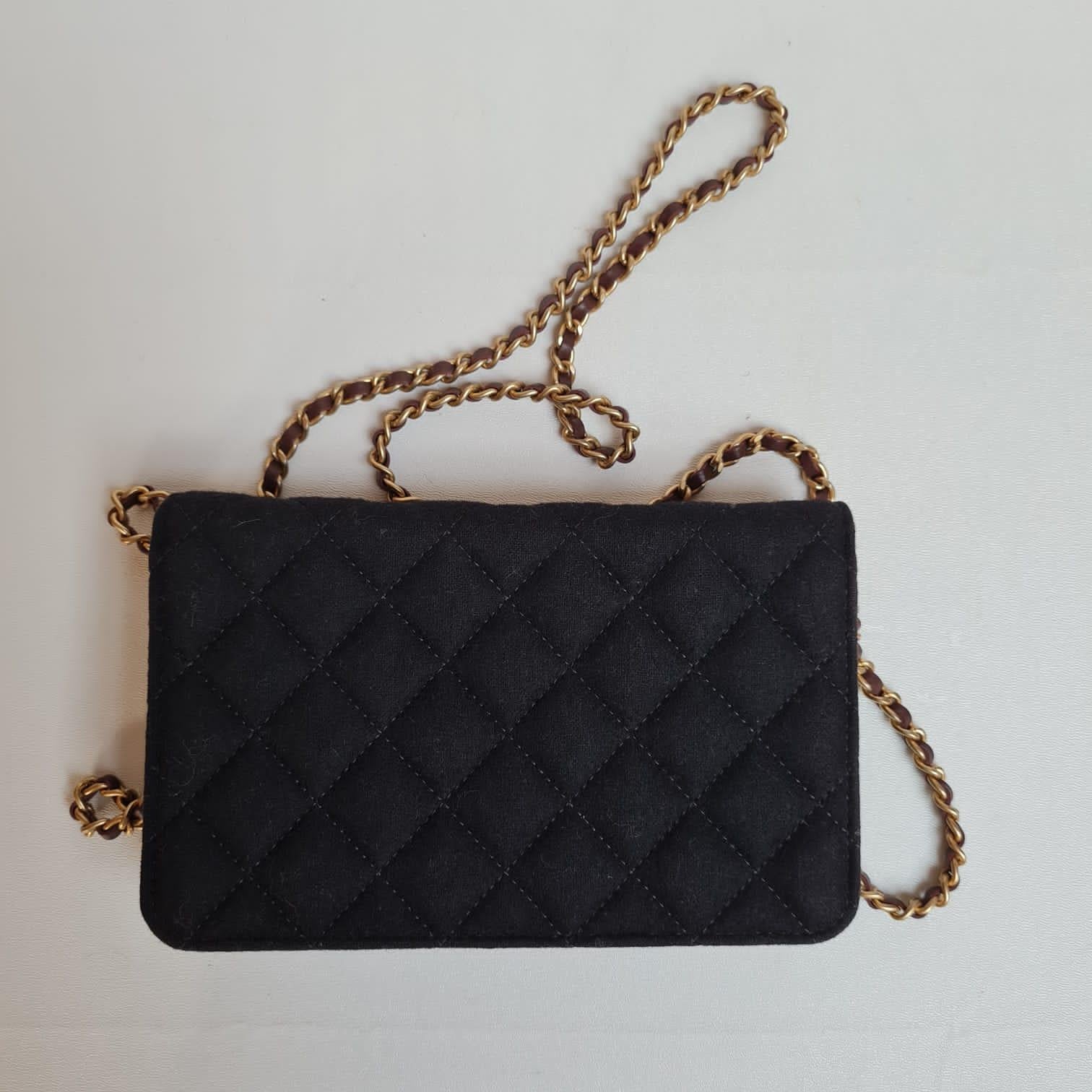 Chanel 2018 Navy Paris-Hamburg Felt Quilted Sailor Charm Wallet on Chain For Sale 7