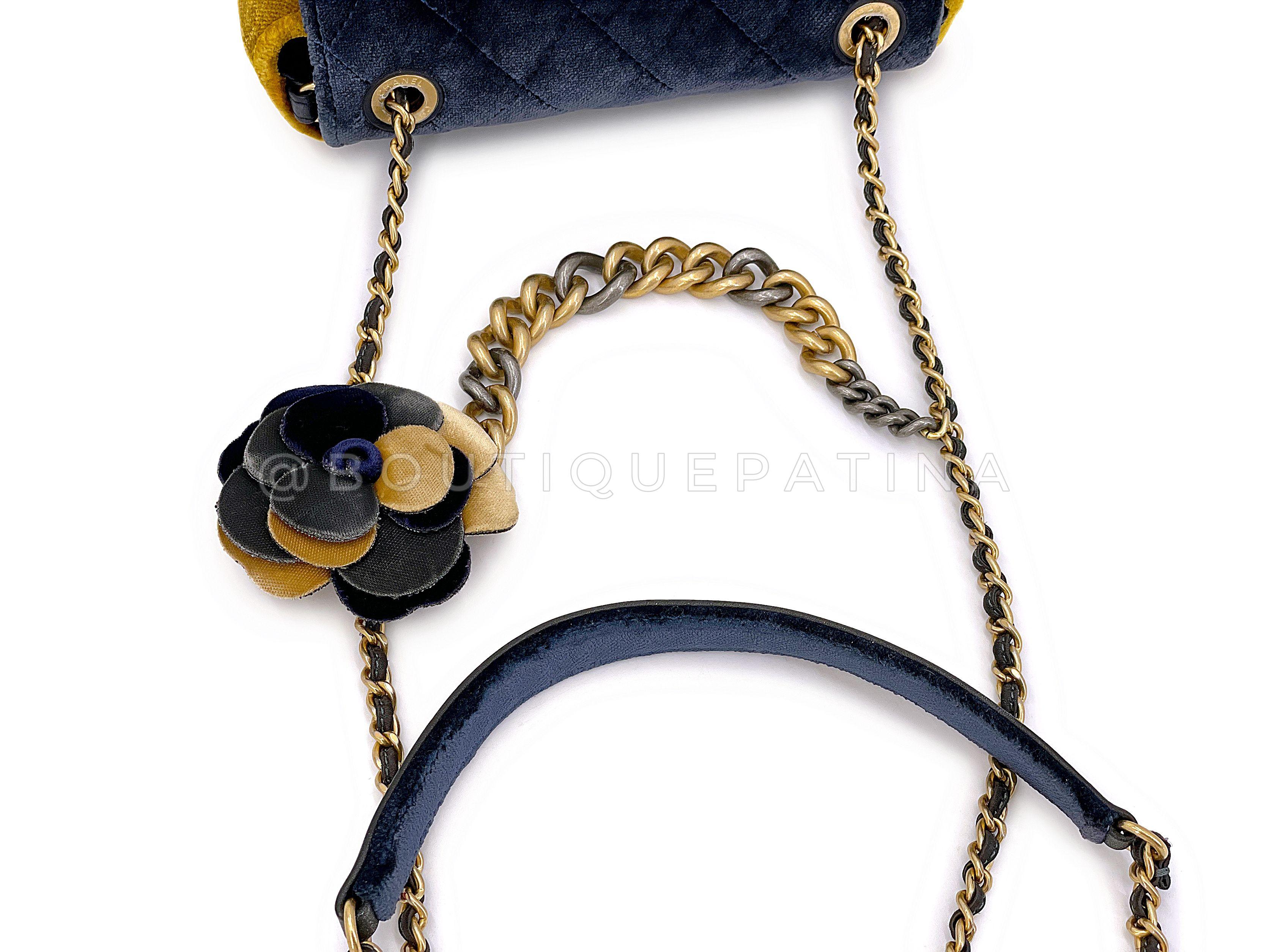 Chanel 2018 Paris-Cosmopolite Métiers d'Art Mini sac à rabat en velours 67942 en vente 6
