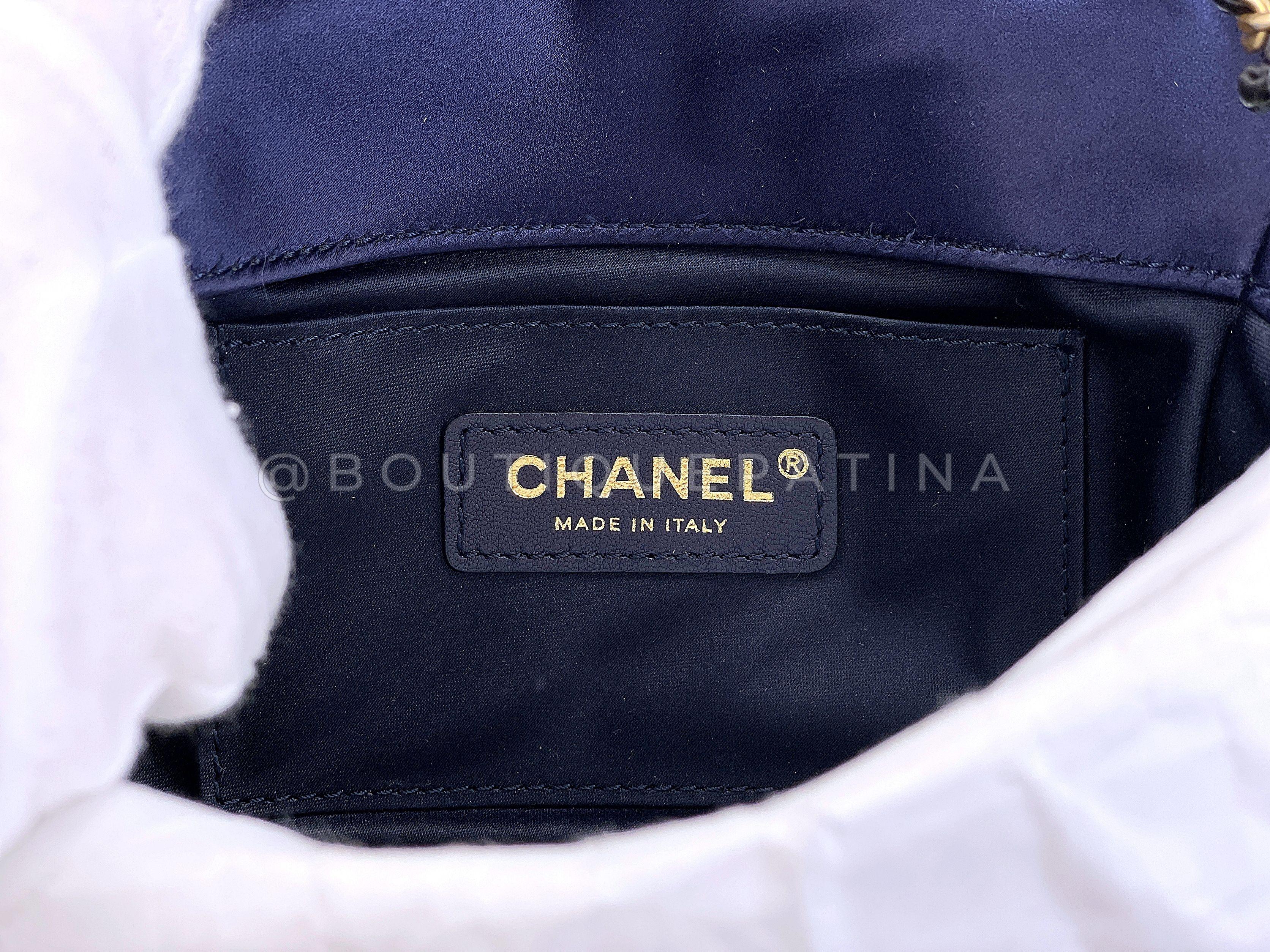 Chanel 2018 Paris-Cosmopolite Métiers d'Art Mini sac à rabat en velours 67942 en vente 10