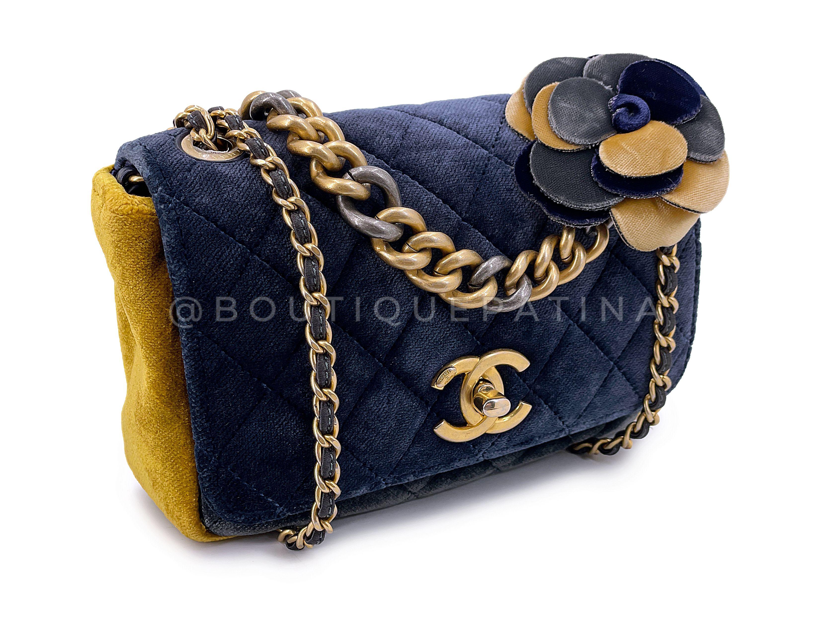Chanel 2018 Paris-Cosmopolite Métiers d'Art Mini sac à rabat en velours 67942 Excellent état - En vente à Costa Mesa, CA