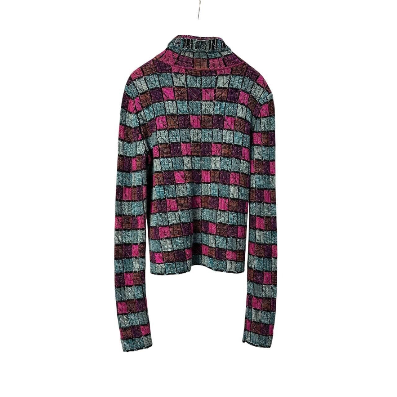 Ajoutez une touche de luxe à votre garde-robe avec ce superbe pull à col roulé Chanel Paris-Hambourg issu de la collection Pre-Fall 2018 de Karl Lagerfeld. Ce magnifique pull à rayures bleues est un must-have pour toutes les passionnées de