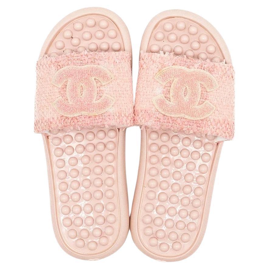 Chanel 2018 Rosa Tweed Sommer Sandalen Pool Rutschen Größe 40

2018 Spring Summer Collection'S

Rosa, Tweed und Gummi
Größe: 40

Aus weichem rosa Tweed mit eingewebtem Goldfaden
CC-Logo oben 

Hergestellt in Italien


