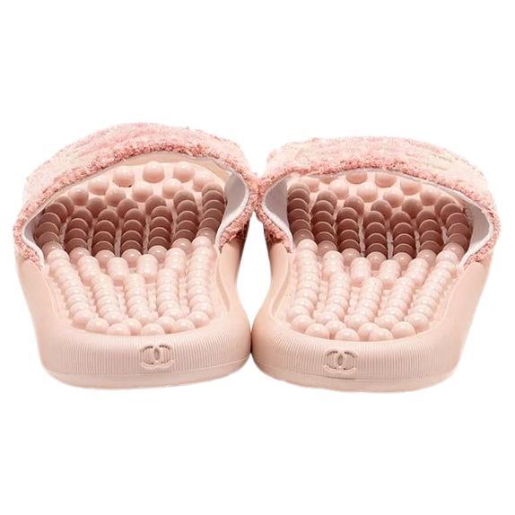 Chanel 2018 Seltene rosa Tweed Sommersandalen Pool Slides Größe 40 oder 10 (Beige) im Angebot