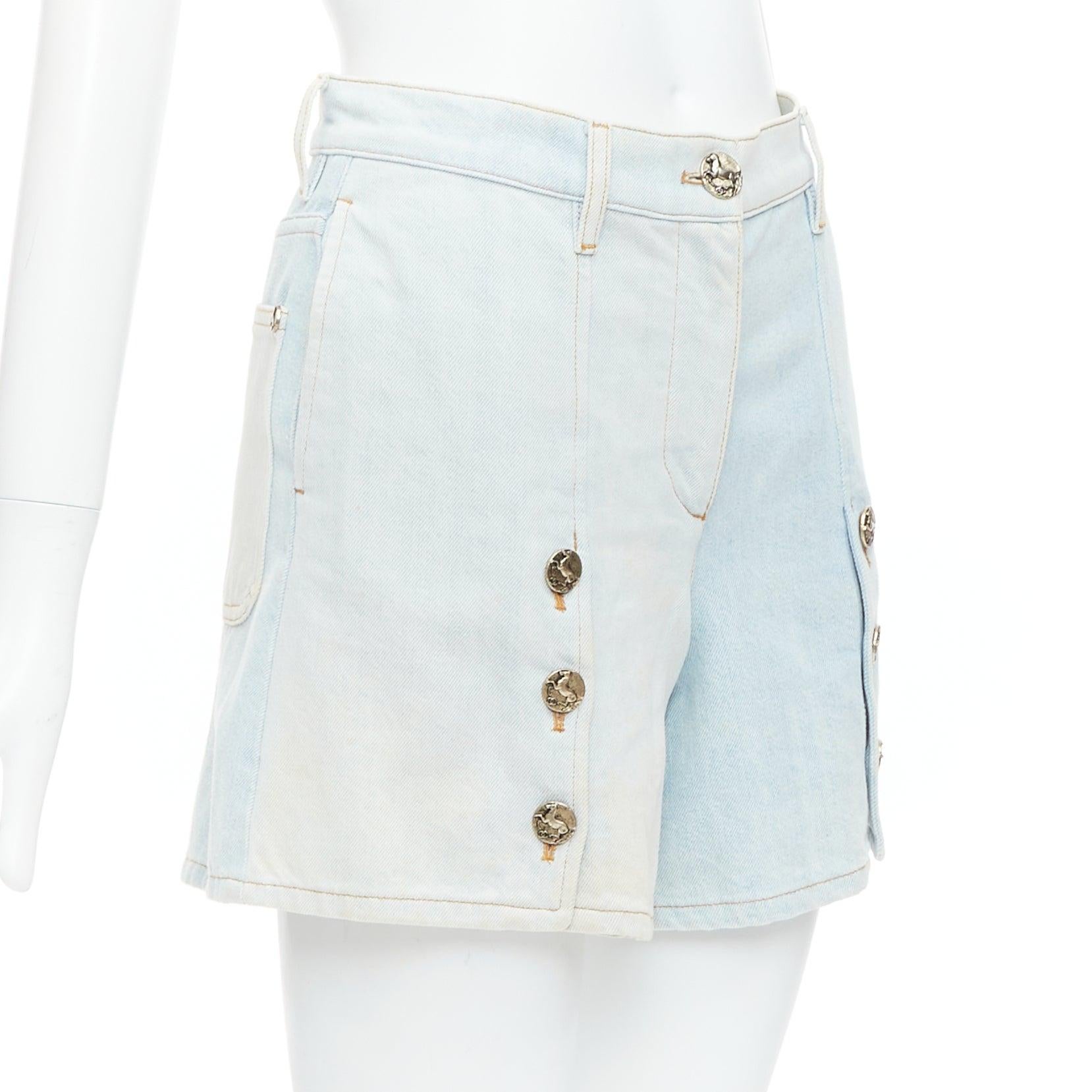 Grigio Chanel 2018 Pantaloncini con bottoni di cavallo in denim lavato blu chiaro FR34 XS in vendita
