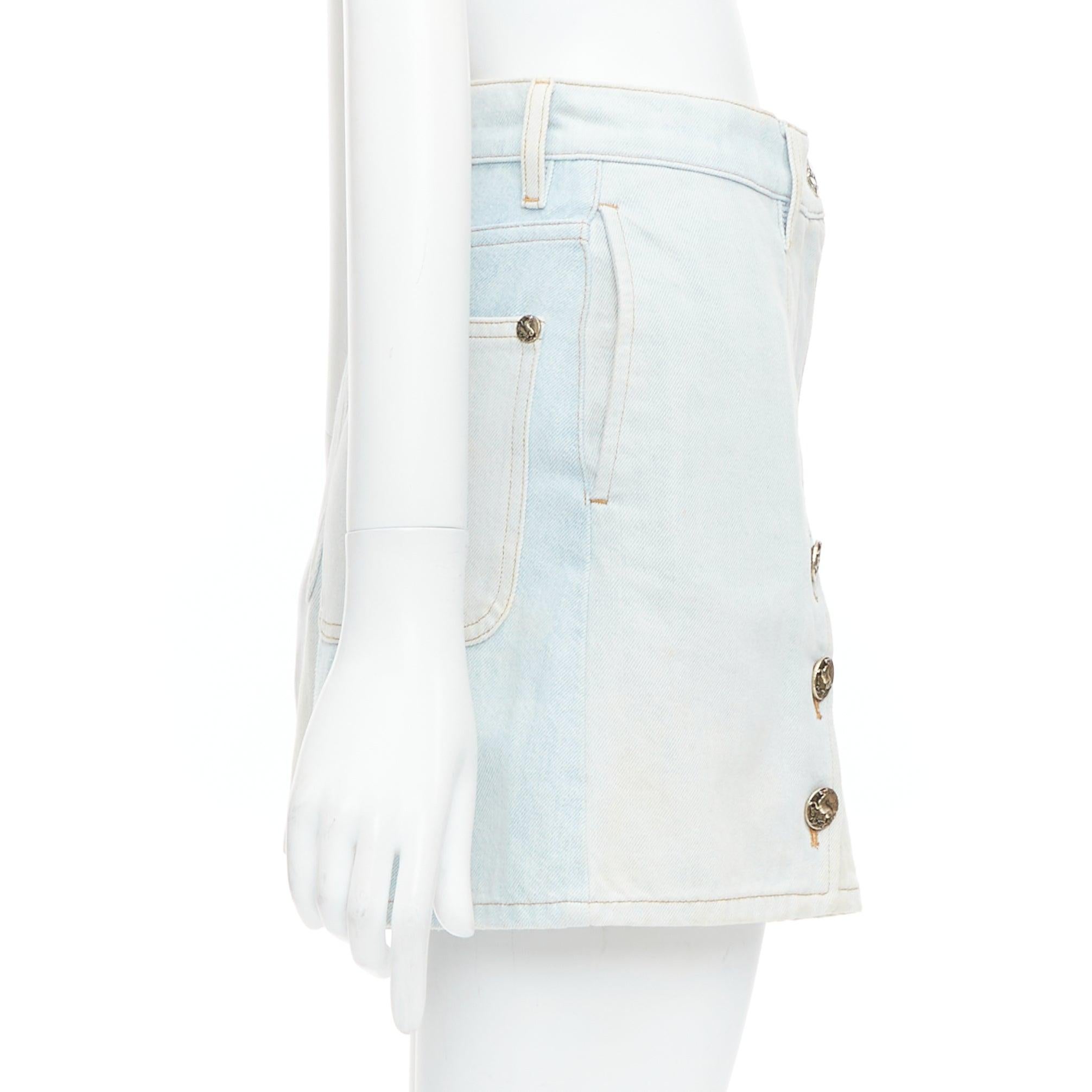 Chanel 2018 Pantaloncini con bottoni di cavallo in denim lavato blu chiaro FR34 XS In condizioni discrete in vendita a Hong Kong, NT