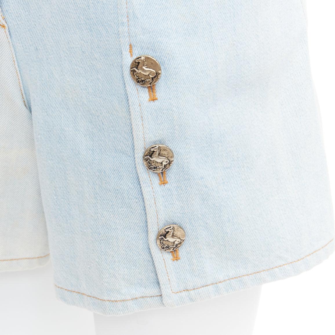 Chanel 2018 Pantaloncini con bottoni di cavallo in denim lavato blu chiaro FR34 XS in vendita 2