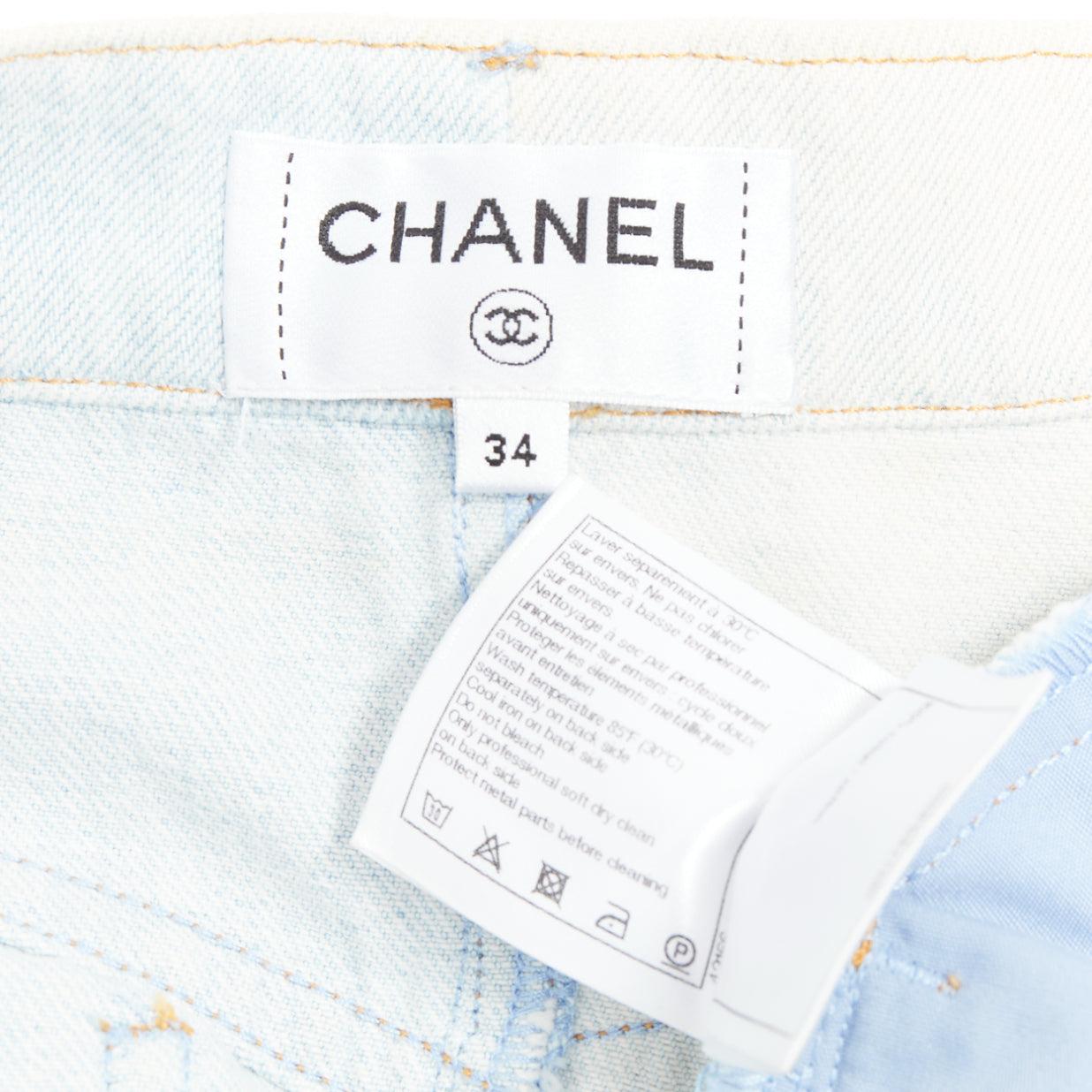 Chanel 2018 Pantaloncini con bottoni di cavallo in denim lavato blu chiaro FR34 XS in vendita 3