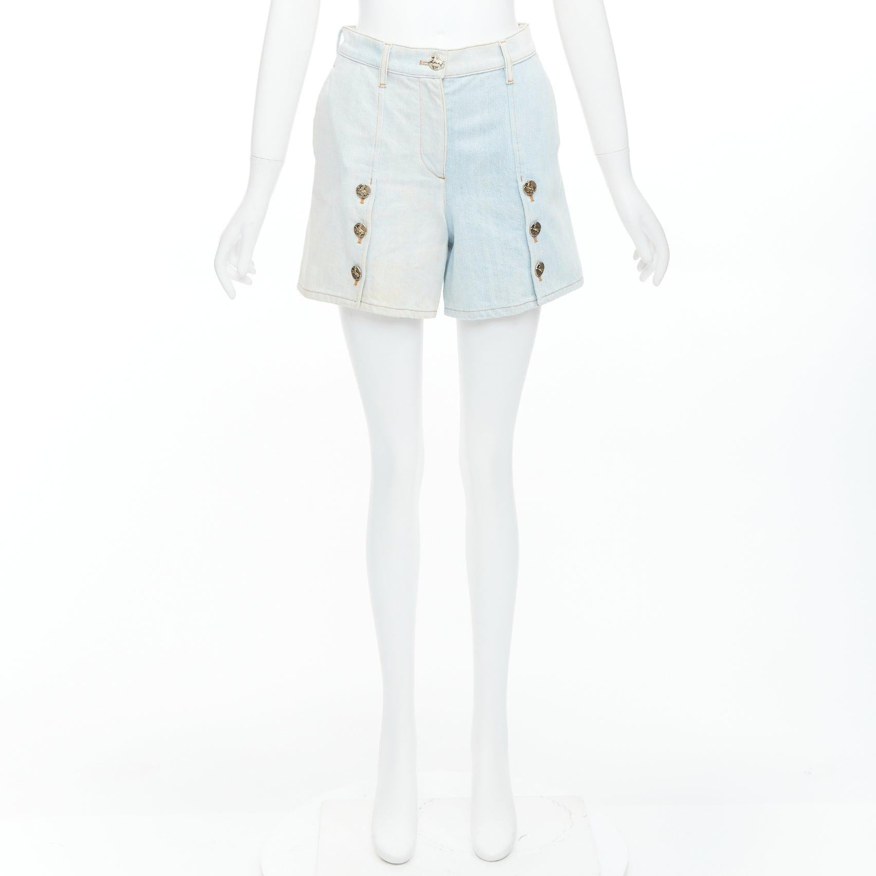 Chanel 2018 Pantaloncini con bottoni di cavallo in denim lavato blu chiaro FR34 XS in vendita 4