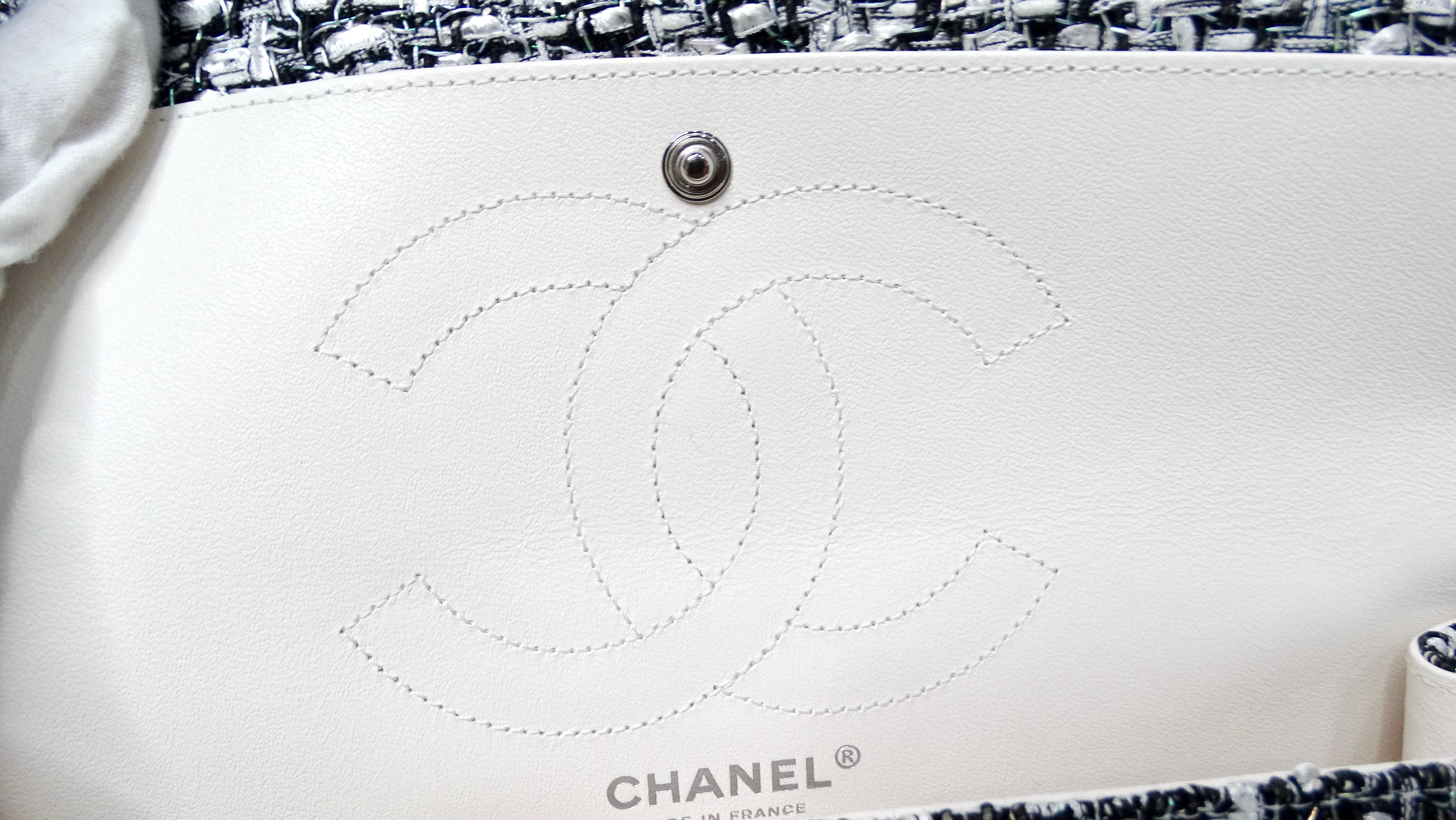 Chanel 2019 2.55 Black & White Tweed Iridescent 226 Reissue Double-Flap Bag For Sale 8
