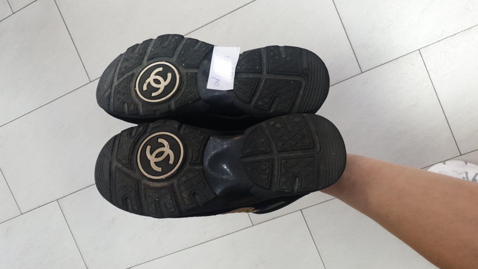 Chanel 2019 Black and Gold CC Logo Tweed Leather Sneakers In Good Condition In Krakow, PL