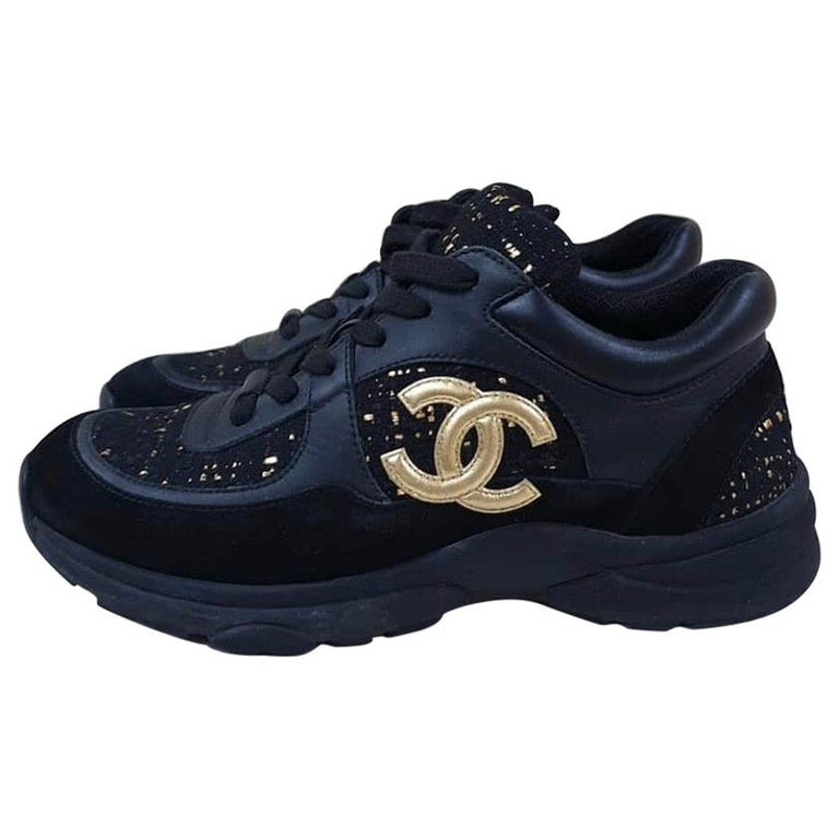 mar Mediterráneo mezcla Es decir Chanel 2019 Black and Gold CC Logo Tweed Leather Sneakers For Sale at  1stDibs | chanel black sneakers with gold cc