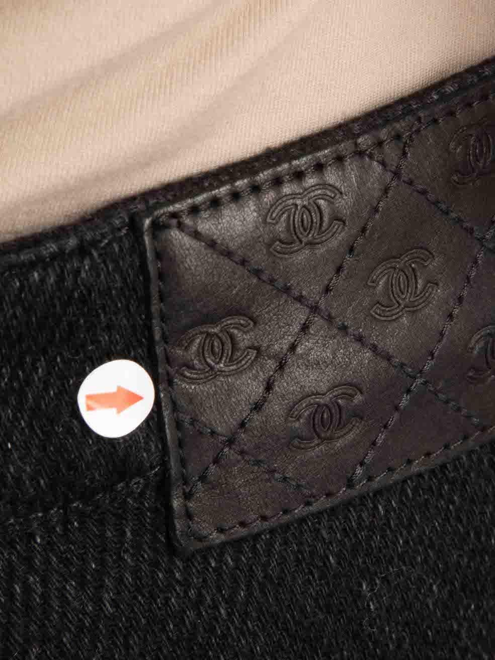 Chanel 2019 Schwarz Denim CC Cargo Jeans mit Schnalle Größe L im Angebot 1