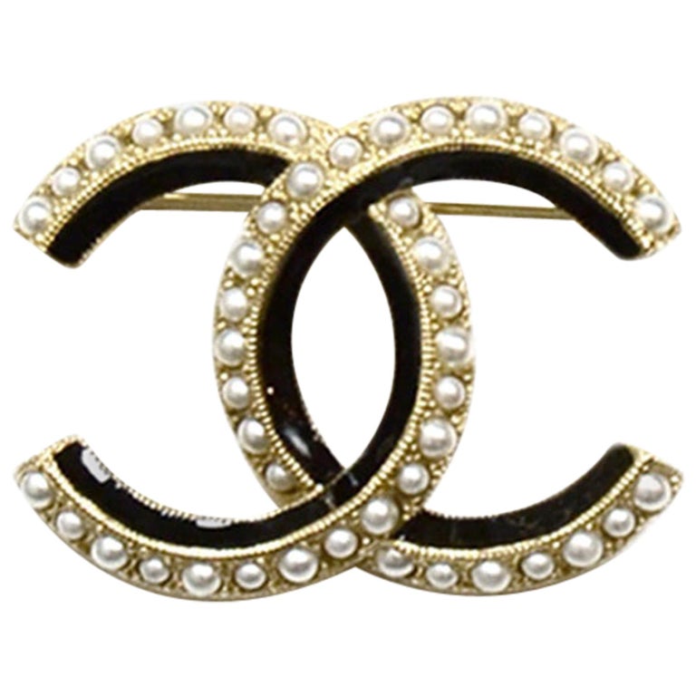 Chanel 2019 Black/ Gold Faux Pearl and Enamel CC Brooch at 1stDibs