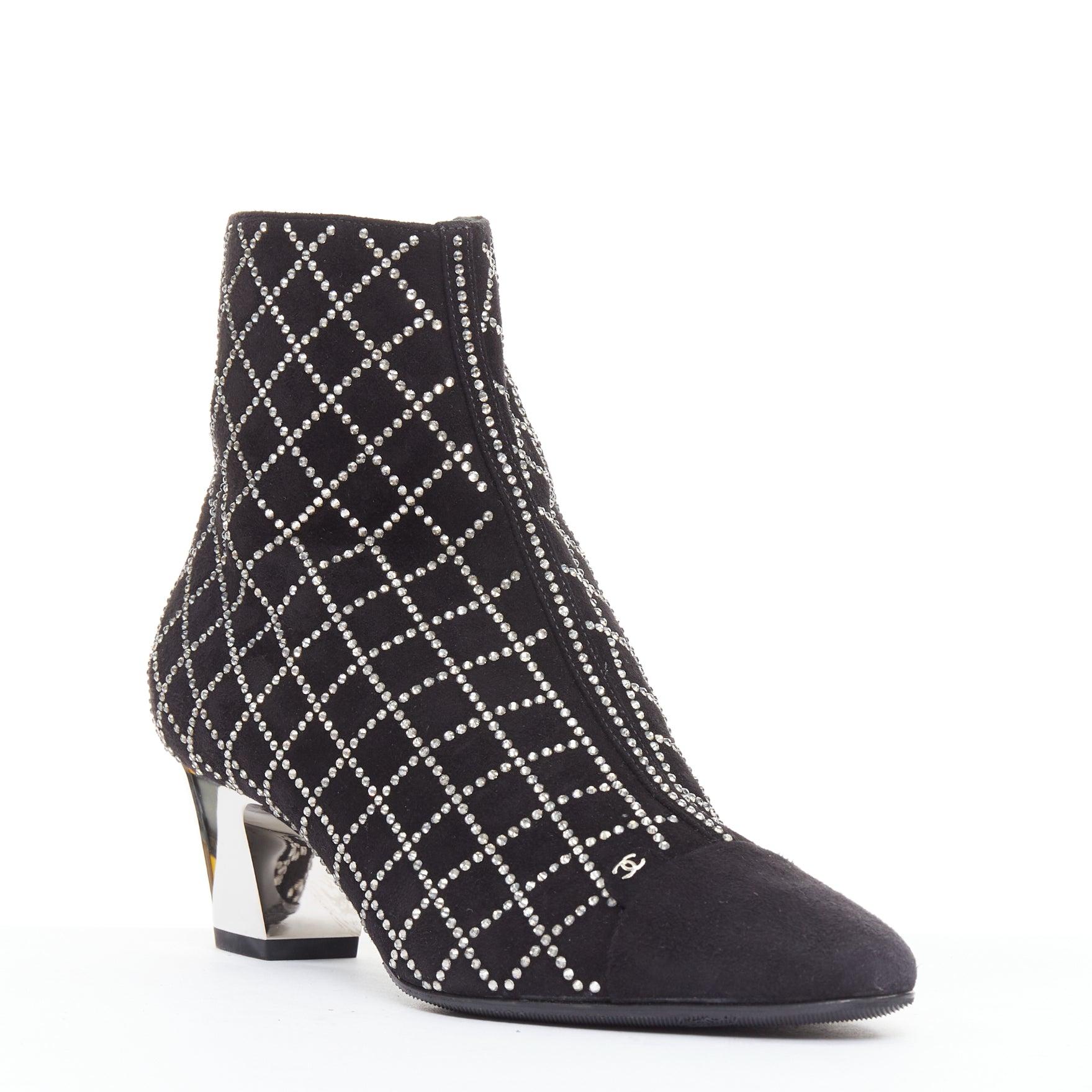 Chanel 2019 noir kid suede silver crystal CC logo acrylic heel boots EU37
Référence : GEGG/A00229
Marque : Chanel
Designer : Virginie Viard
Collection : 2019
MATERIAL : Daim, acrylique
Couleur : noir, argent
Motif : Solide
Fermeture : Zip
Doublure :