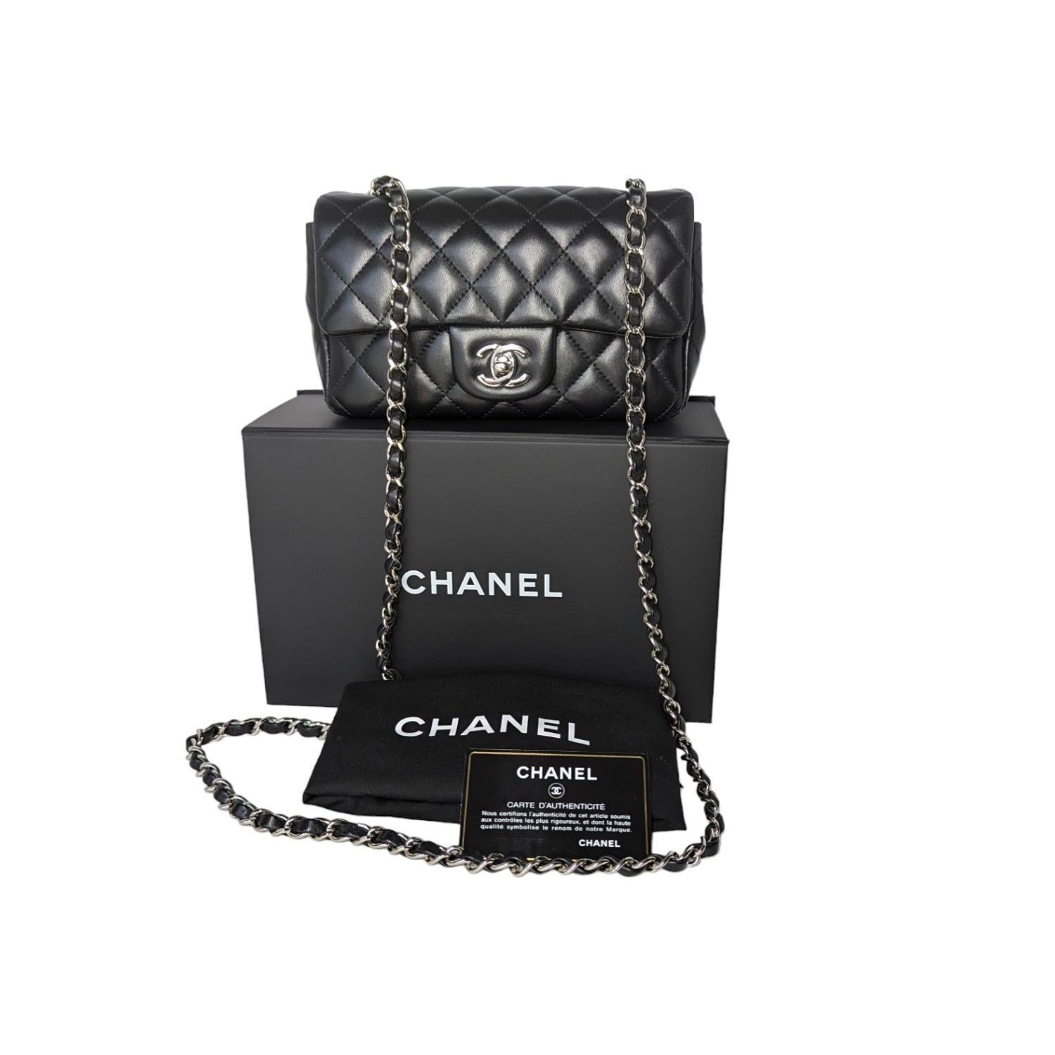 Esta elegante mini bandolera está confeccionada en suave piel de cordero acolchada con diamantes en color negro. El bolso tiene una correa para el hombro de cuero plateado con eslabones de cadena y un cierre giratorio CC clásico plateado. La solapa