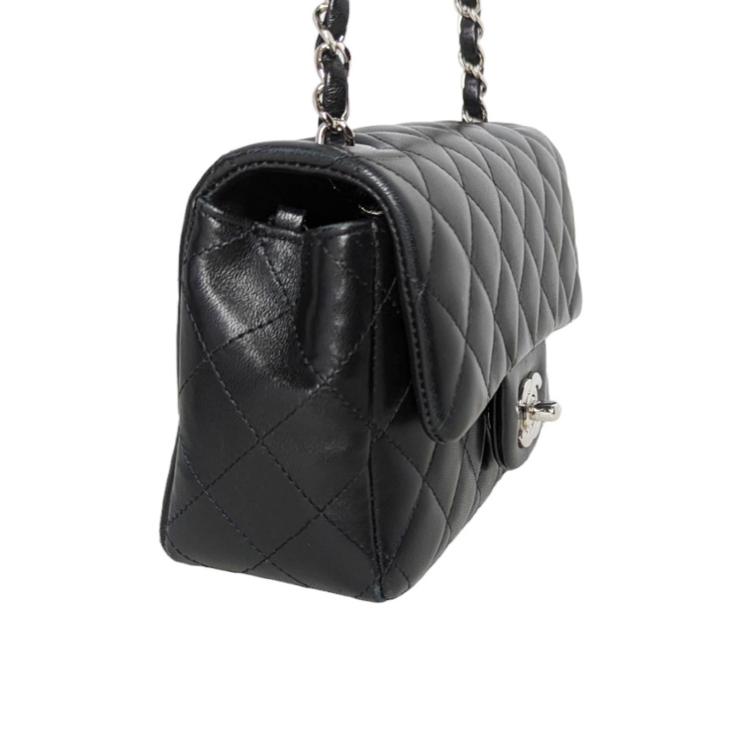 Chanel 2019 Mini solapa rectangular acolchada de piel de cordero negra en Excelente Estado en Scottsdale, AZ