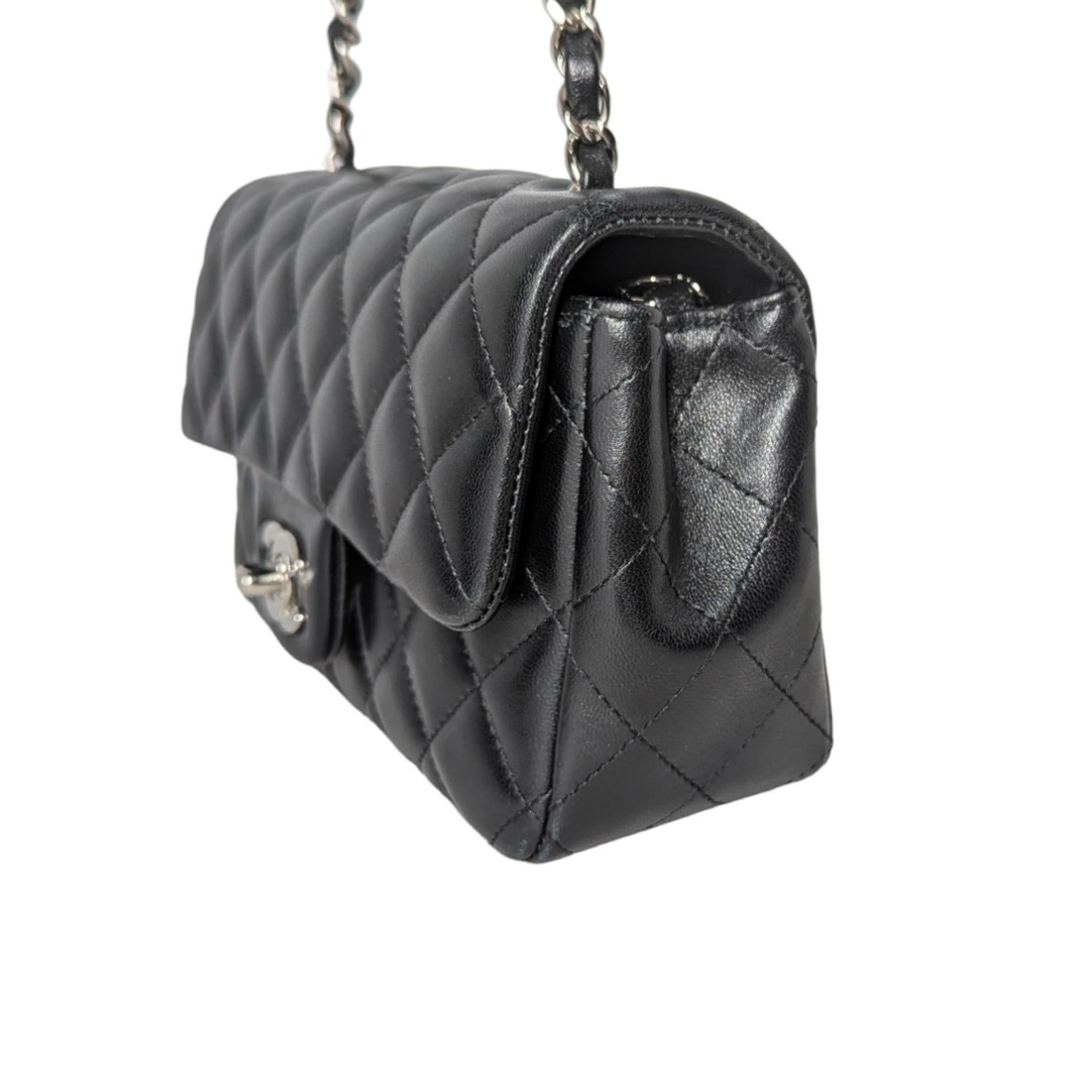 De las mujeres Chanel 2019 Mini solapa rectangular acolchada de piel de cordero negra
