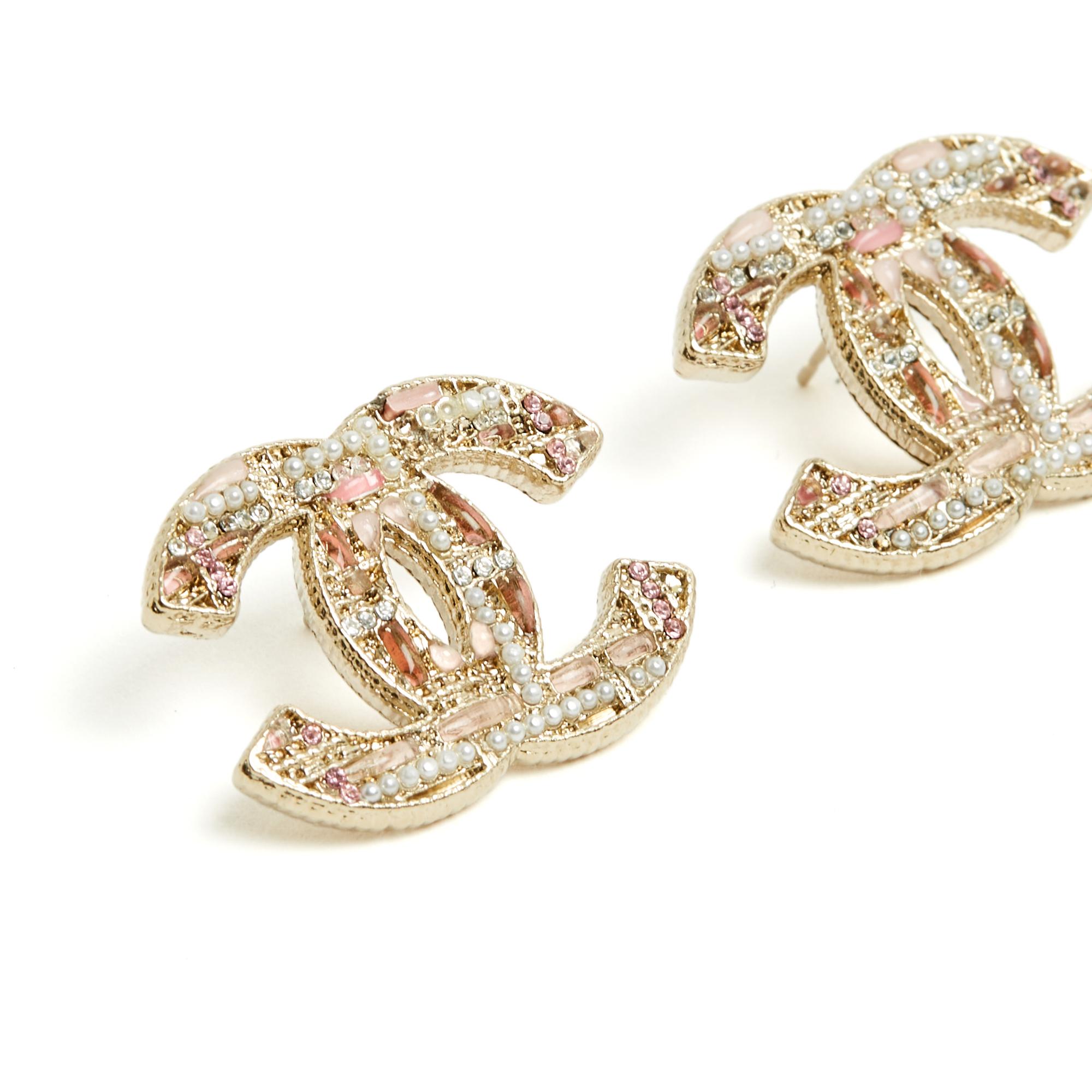 Chanel stud earrings from the AW2019 collection in gold-plated metal, with an XL CC logo motif inlaid with fancy micro pearls, white and pink micro rhinestones and resin cabochons in different shades of pink. Height 2.2 cm x width 2.95 cm. The