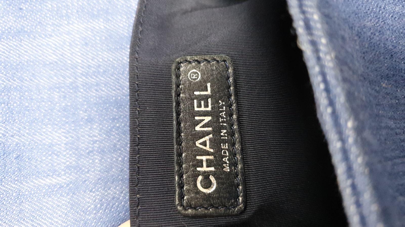 Chanel 2019 Boy Denim Chevron Bag en vente 7