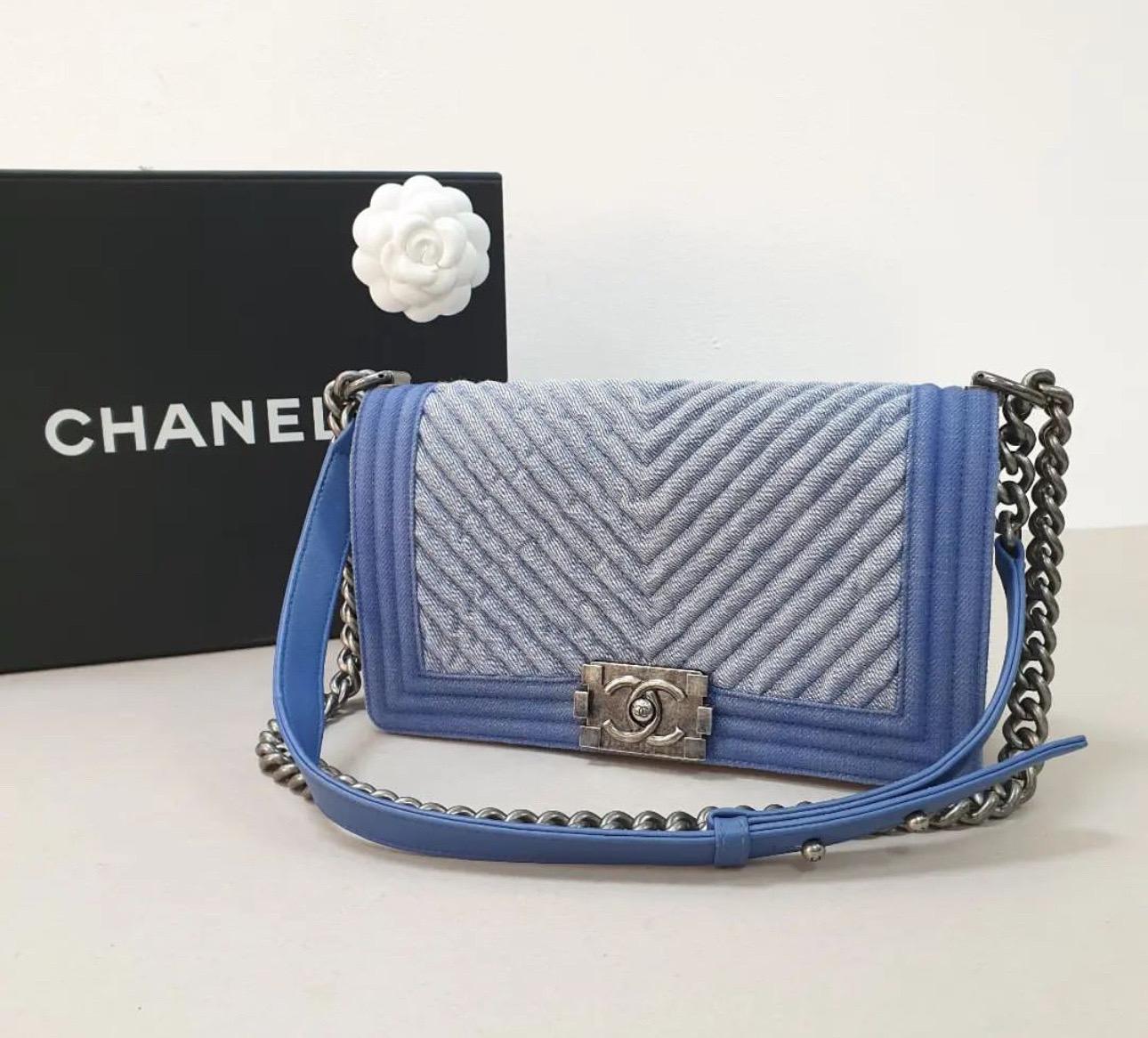 Chanel Boy Denim Chevron Small bag from 2019 spring collection

Very good condition


25*15*9cm