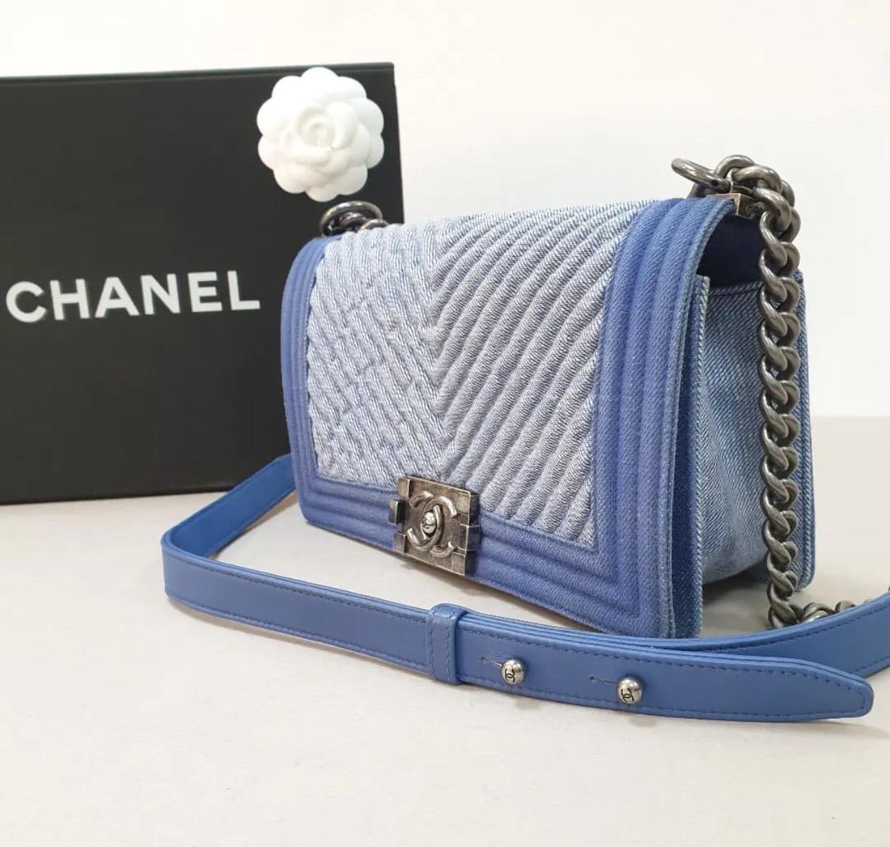 Chanel 2019 Boy Denim Chevron Bag In Good Condition For Sale In Krakow, PL