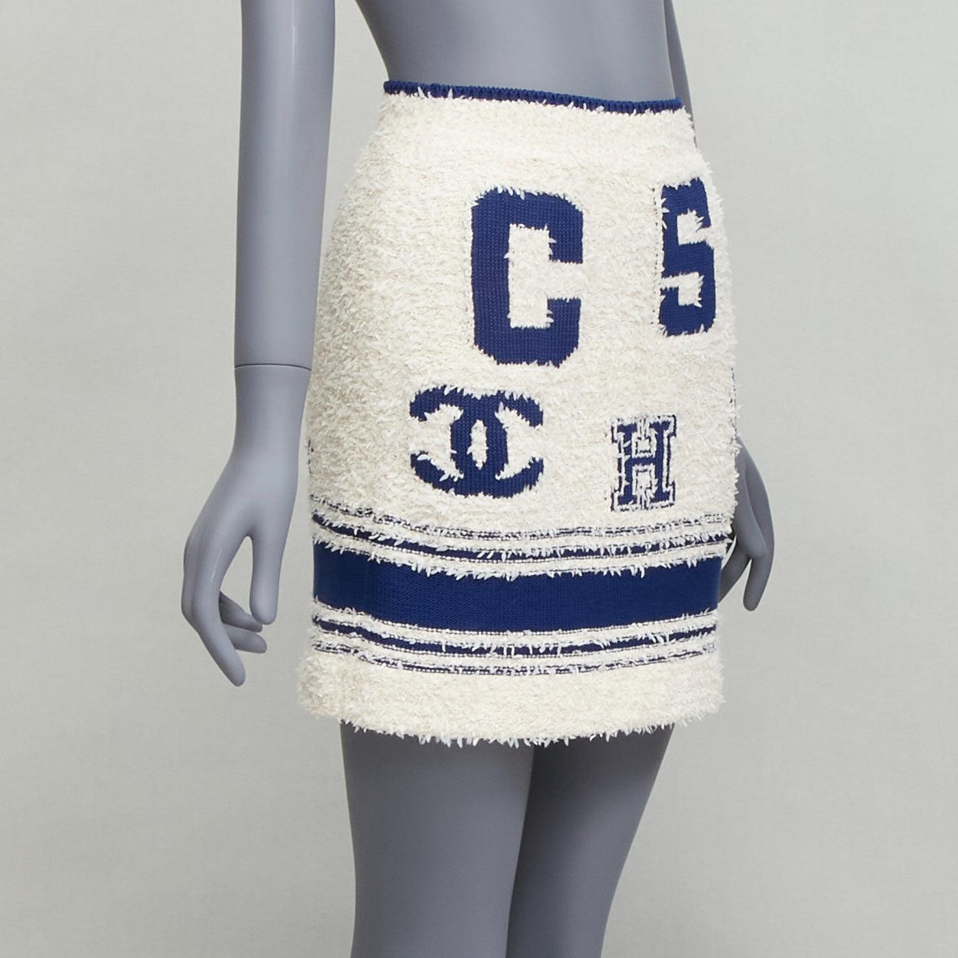 CHANEL 2019 cream boucle blue CC knit logo varsity short skirt FR36 S In Excellent Condition In Hong Kong, NT