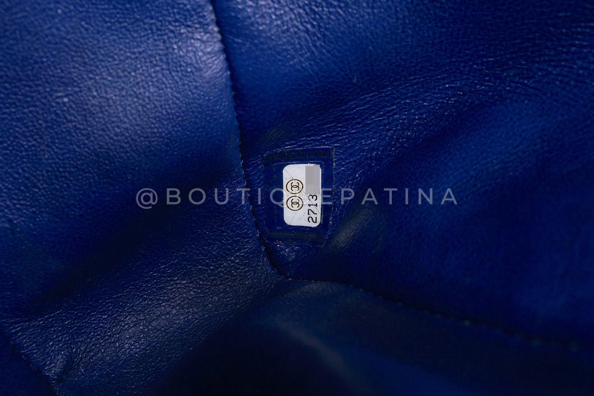 Chanel 2019 Bleu royal foncé Medium Caviar Classic Double Flap Bag GHW 68637 en vente 6