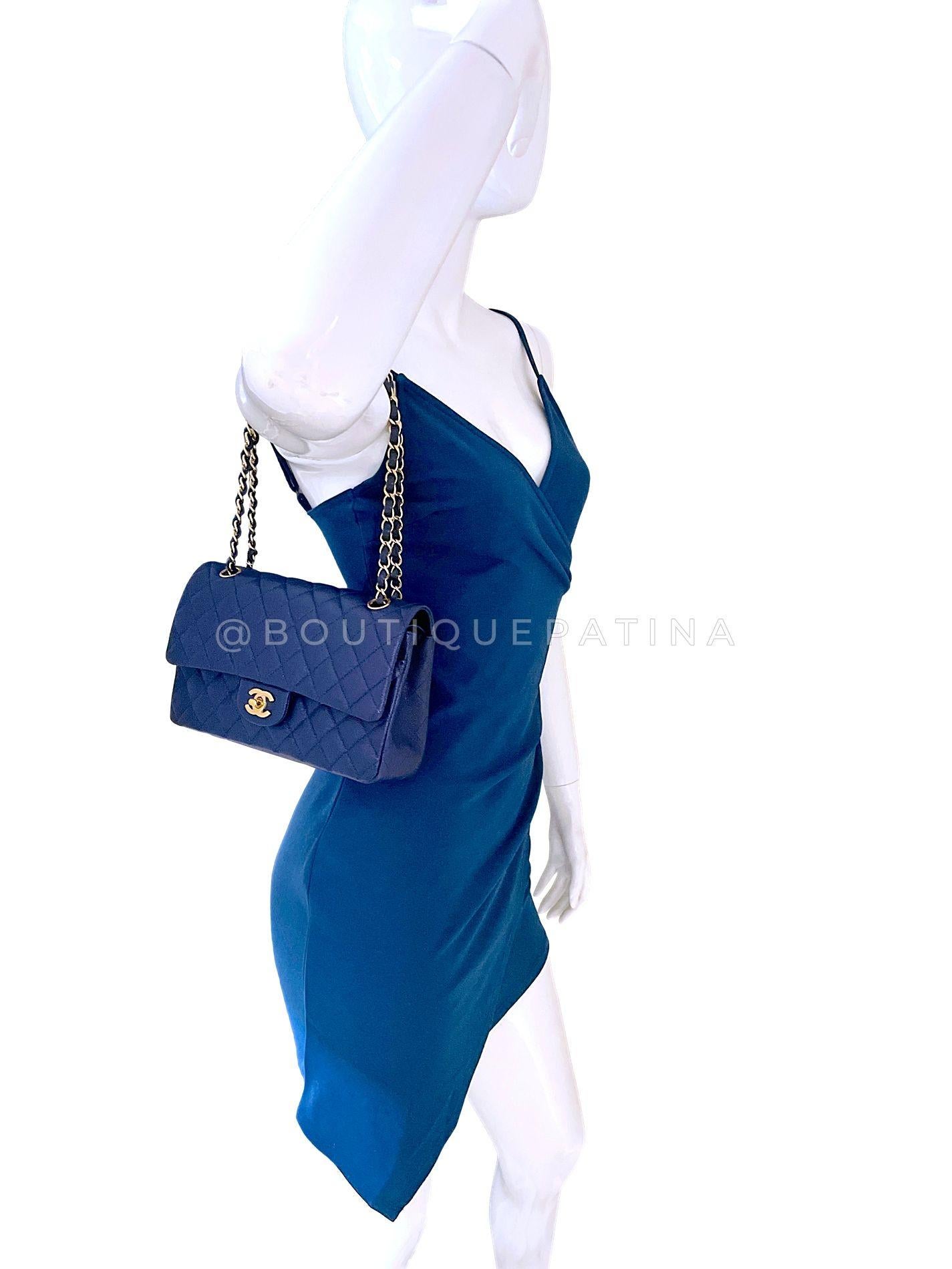 Chanel 2019 Bleu royal foncé Medium Caviar Classic Double Flap Bag GHW 68637 en vente 7