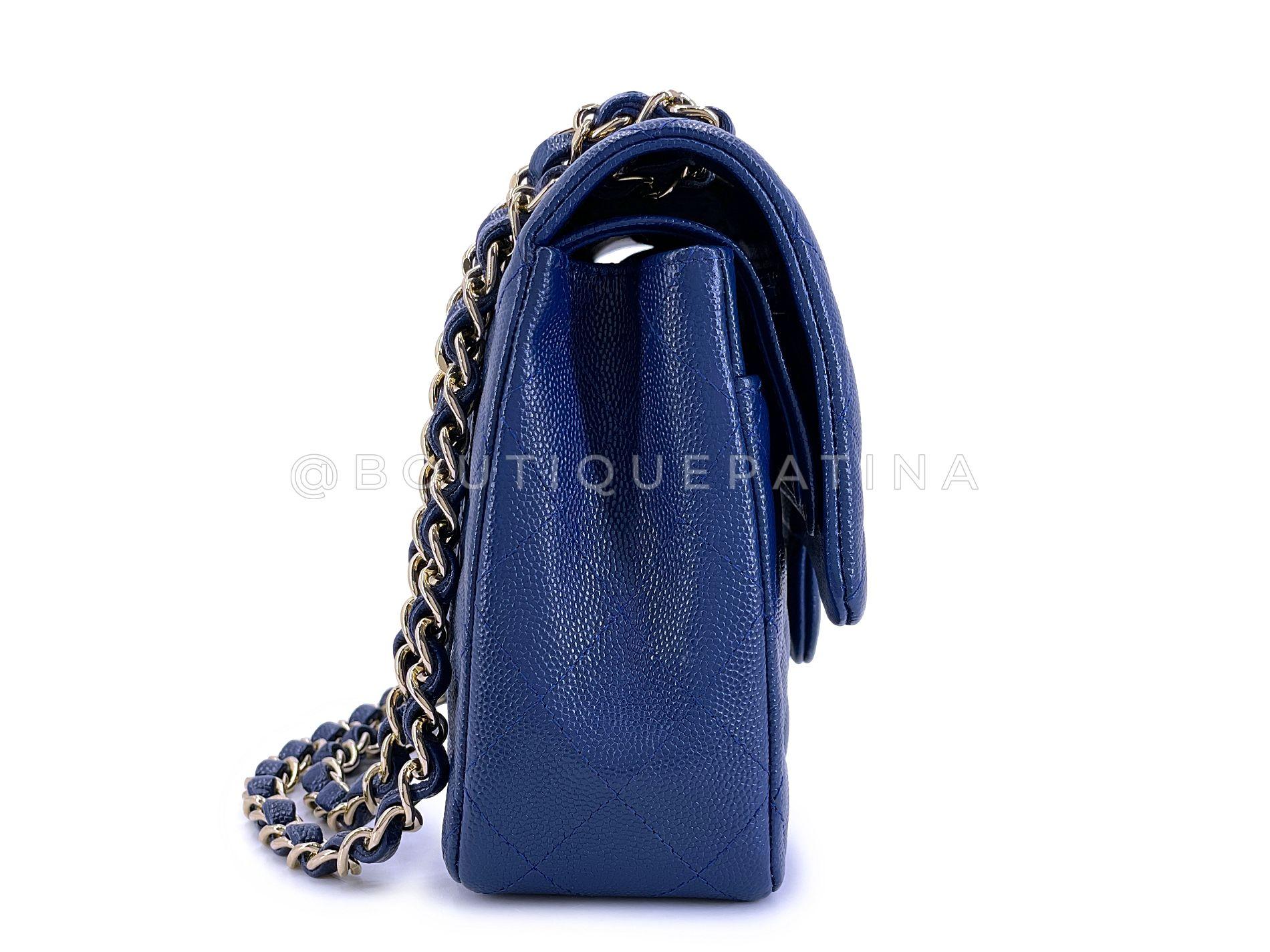 Chanel 2019 Bleu royal foncé Medium Caviar Classic Double Flap Bag GHW 68637 Excellent état - En vente à Costa Mesa, CA