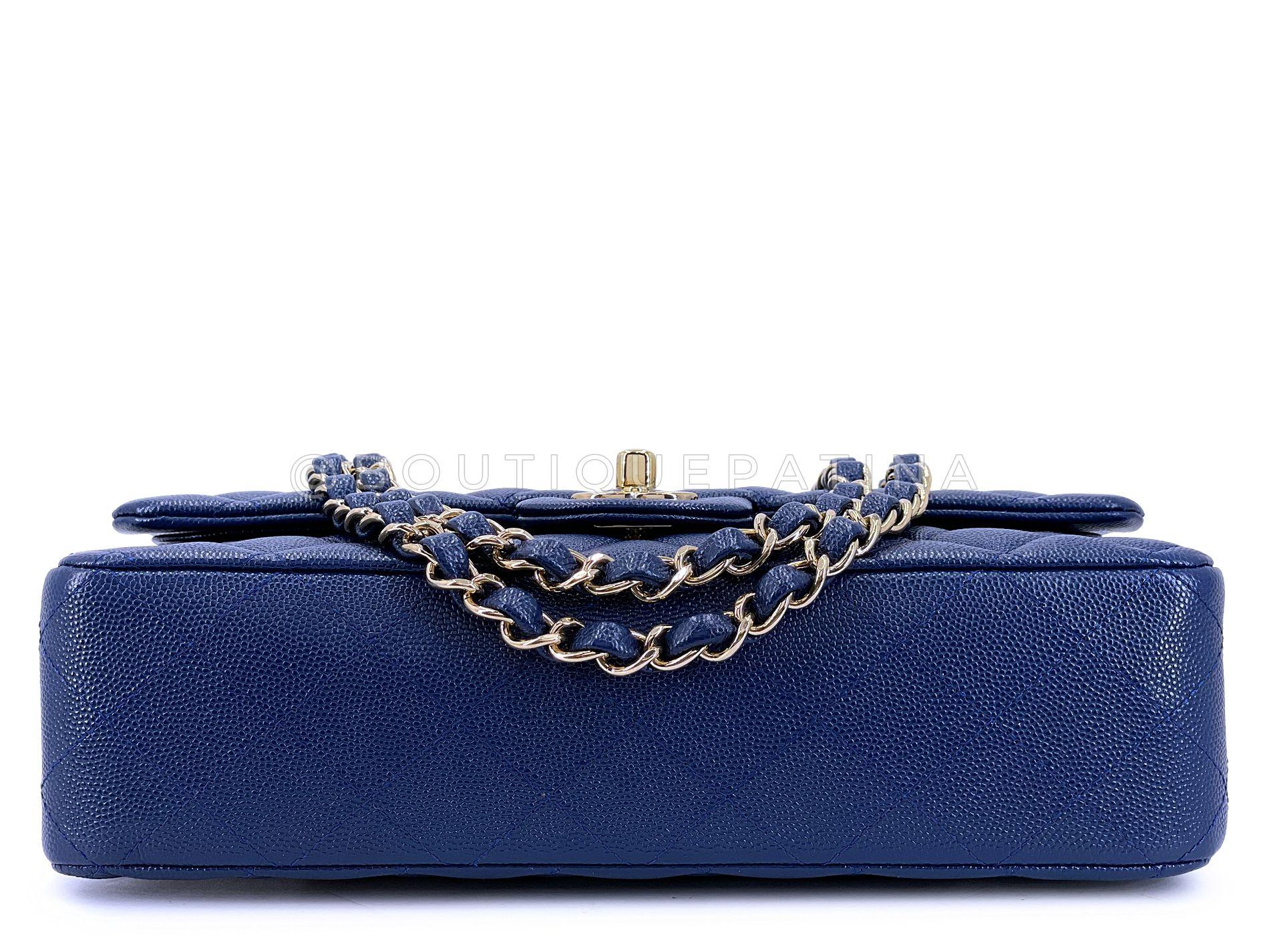 Chanel 2019 Bleu royal foncé Medium Caviar Classic Double Flap Bag GHW 68637 en vente 1