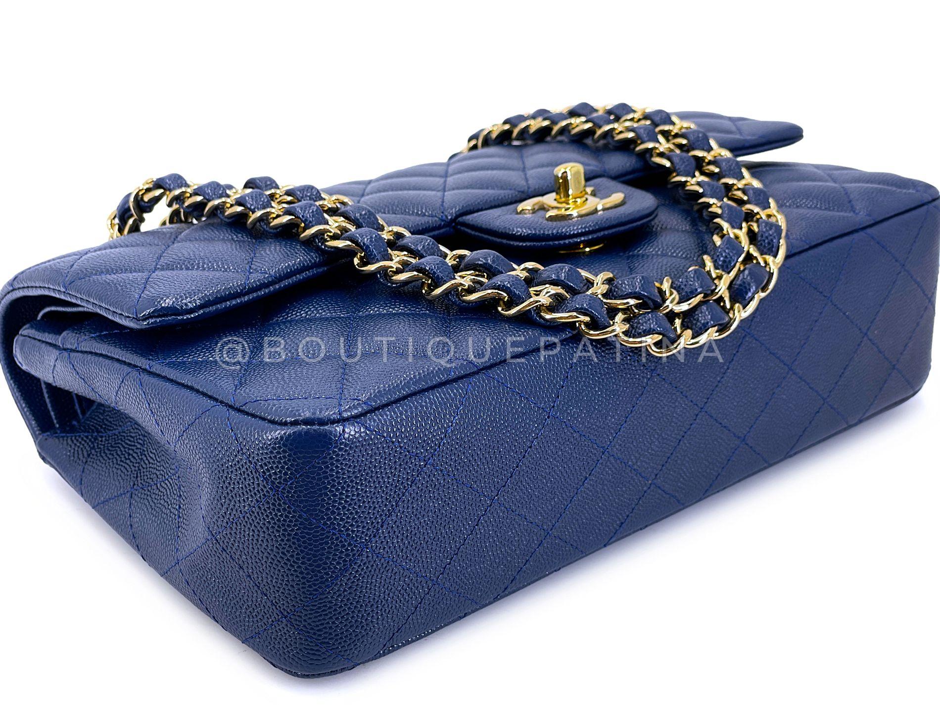 Chanel 2019 Bleu royal foncé Medium Caviar Classic Double Flap Bag GHW 68637 en vente 2