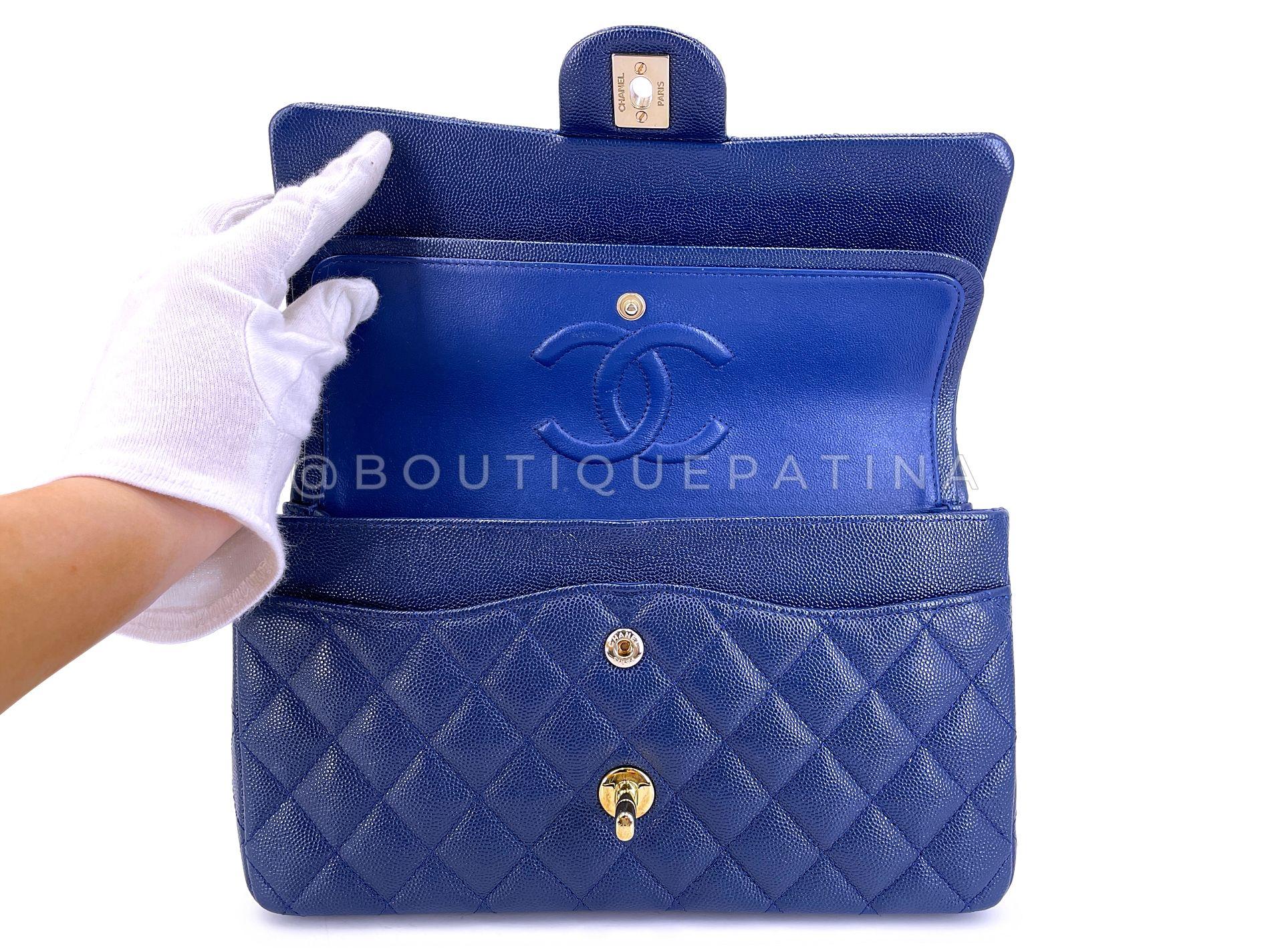 Chanel 2019 Bleu royal foncé Medium Caviar Classic Double Flap Bag GHW 68637 en vente 4