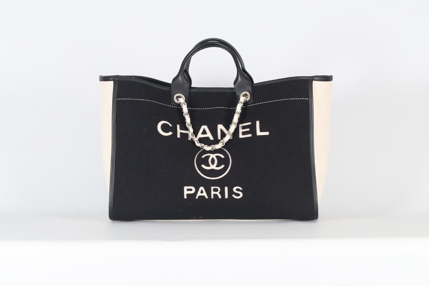 <ul>
<li>Chanel 2019 Deauville Large Wool Felt Tote Bag.</li>
<li>Schwarz-weißes Design.</li>
<li>Magnetischer Verschluss - Oberteil.</li>
<li>Kommt mit Echtheitskarte.</li>
<li>Kommt nicht mit - Staubbeutel oder Box.</li>
<li><strong>Modell: