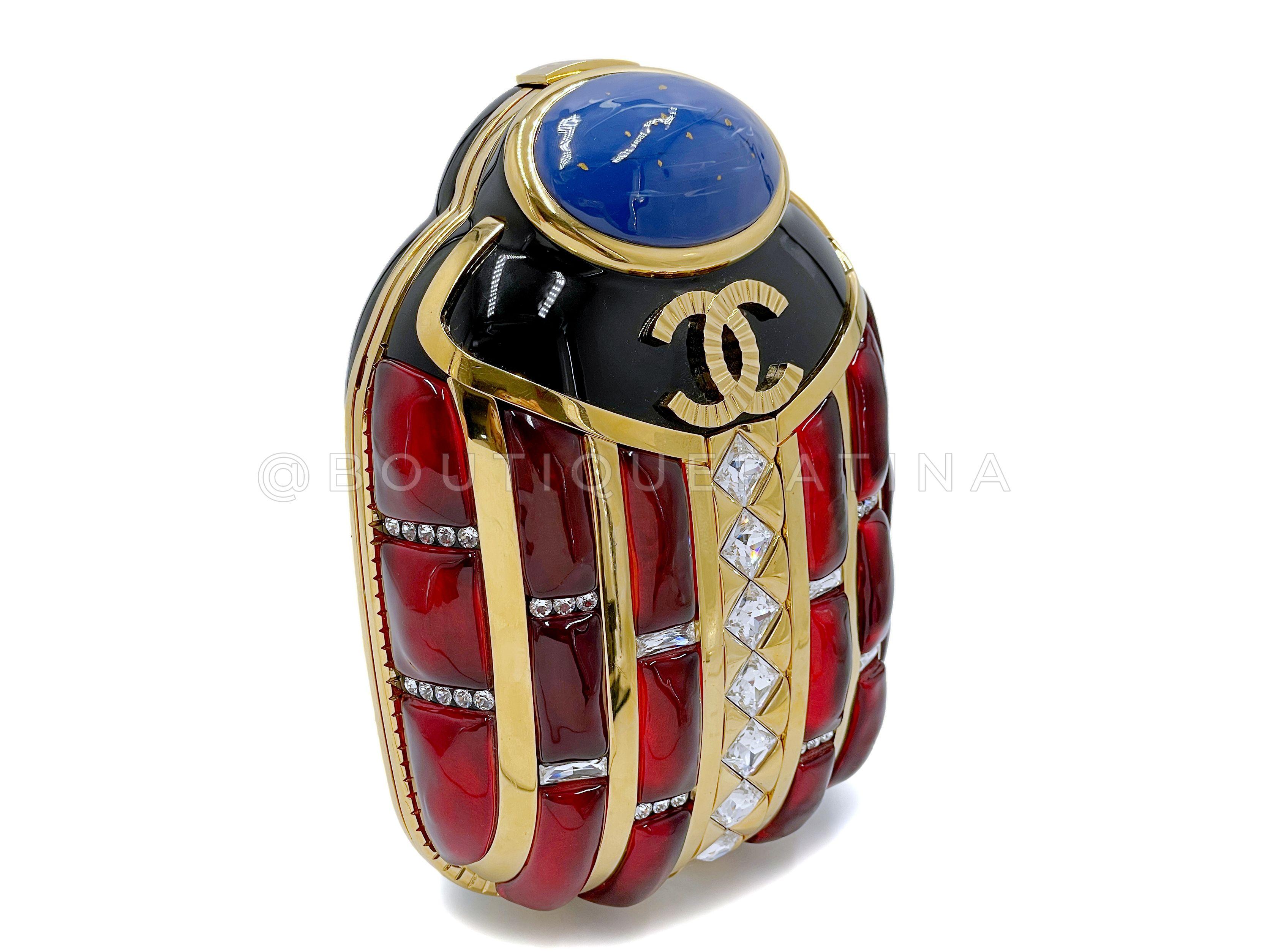 Chanel 2019 Egypt Paris-New York Scarab Minaudière Evening Clutch Bag 67377 In Excellent Condition For Sale In Costa Mesa, CA