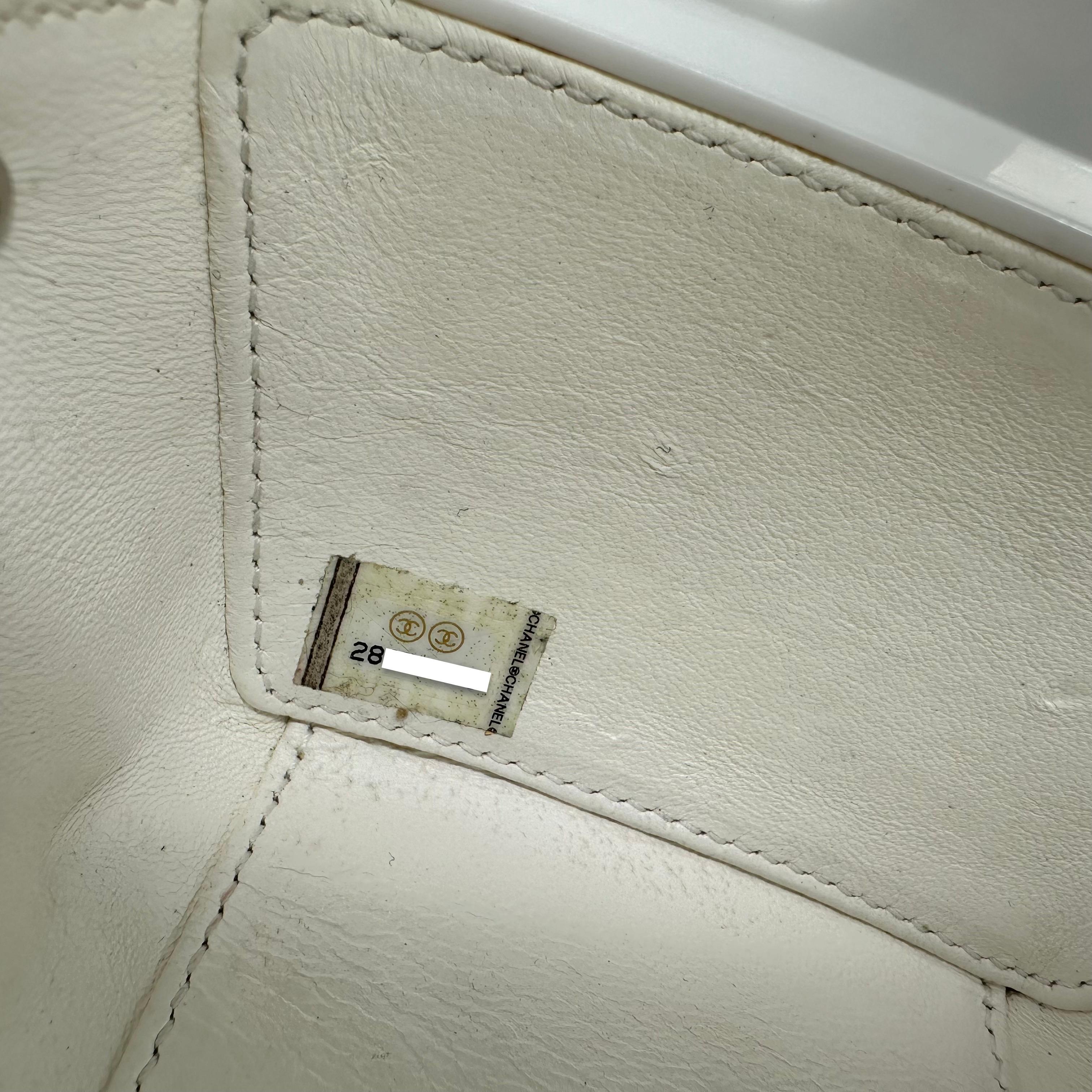 CHANEL 2019 Fall Runway Weiß Plexiglas Gondel Skilift Minaudière Tasche im Angebot 7