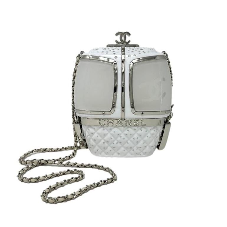 Beschreibung: Dies ist ein Chanel 2019 Herbst Weiß Plexiglas Gondel Skilift Minaudiere Limited Edition Start-und Landebahn und ein Traum des Sammlers. Die Gondola Bag war eine der letzten Minaudière-Kreationen von Karl Lagerfeld für Chanel. Die