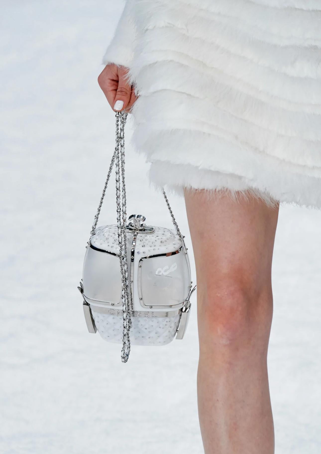 CHANEL 2019 Fall Runway Weiß Plexiglas Gondel Skilift Minaudière Tasche im Zustand „Gut“ im Angebot in Los Angeles, CA
