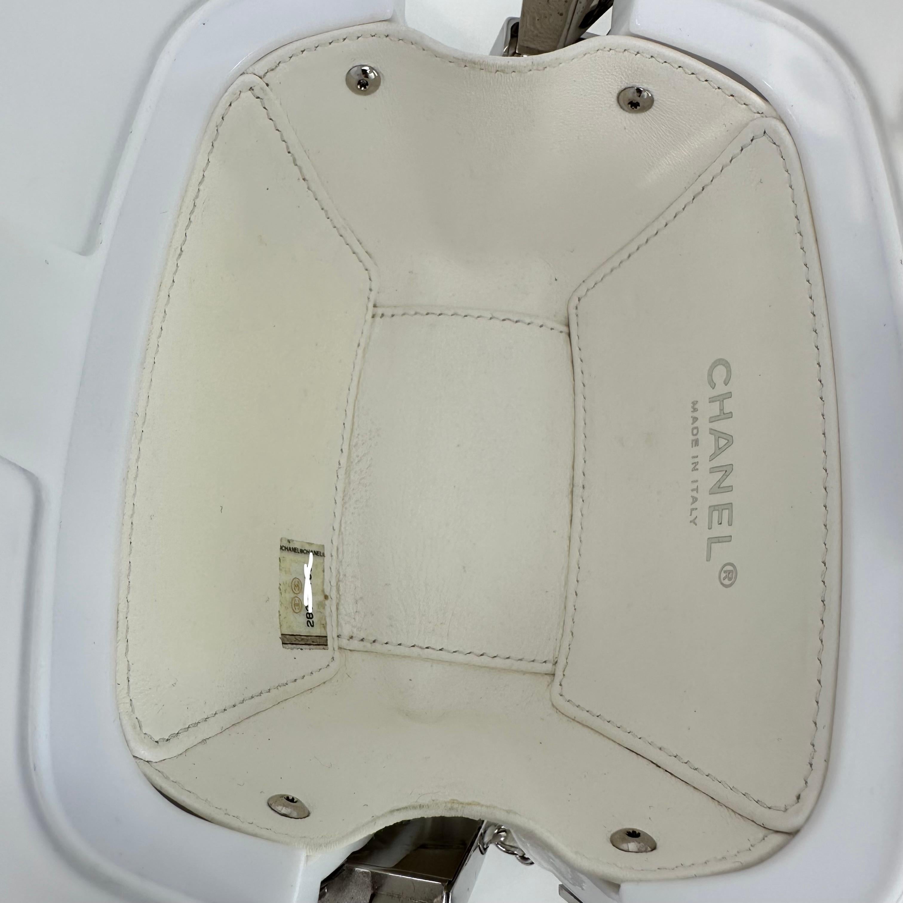 CHANEL 2019 Fall Runway Weiß Plexiglas Gondel Skilift Minaudière Tasche im Angebot 5