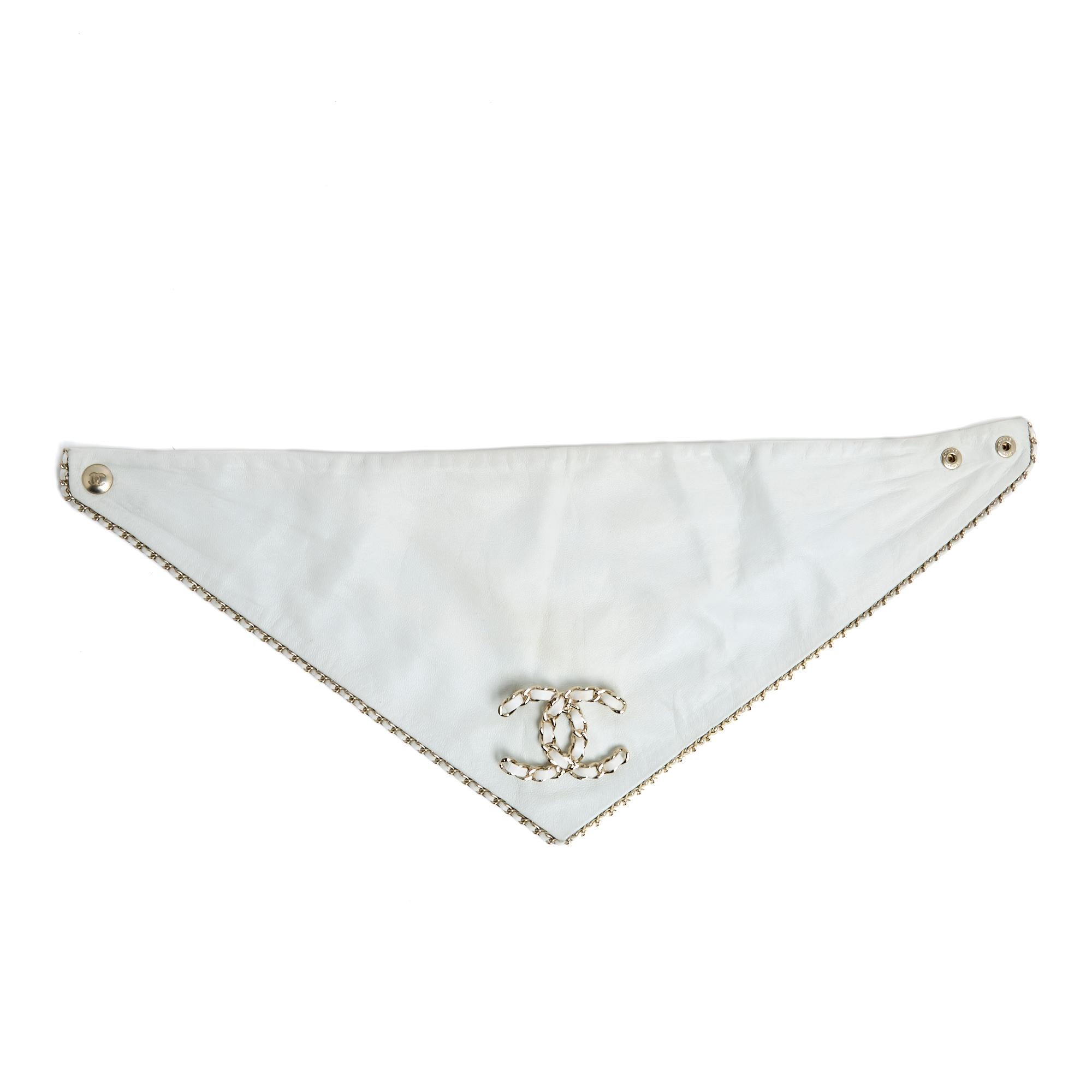 Chanel bandana scarf from the AW 2019/2020 collection in soft ecru leather in a triangle, edged with a gold metal chain interwoven with ecru leather, decorated with a matching removable brooch, lined with the same leather, snap closure on 2 lengths.