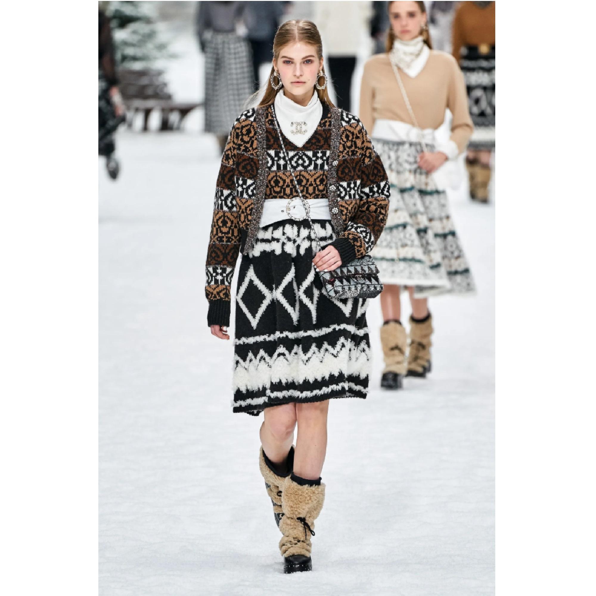 Chanel 2019 Foulard CC Ecru Leather and Golden Chain Scarf Bandana Brooch 2