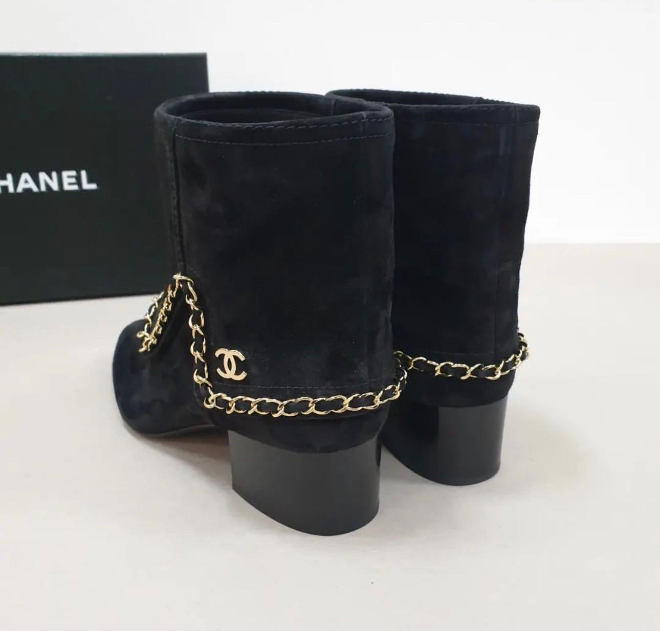 Chanel 2019 Interlocking CC Logo Boots In Excellent Condition In Krakow, PL