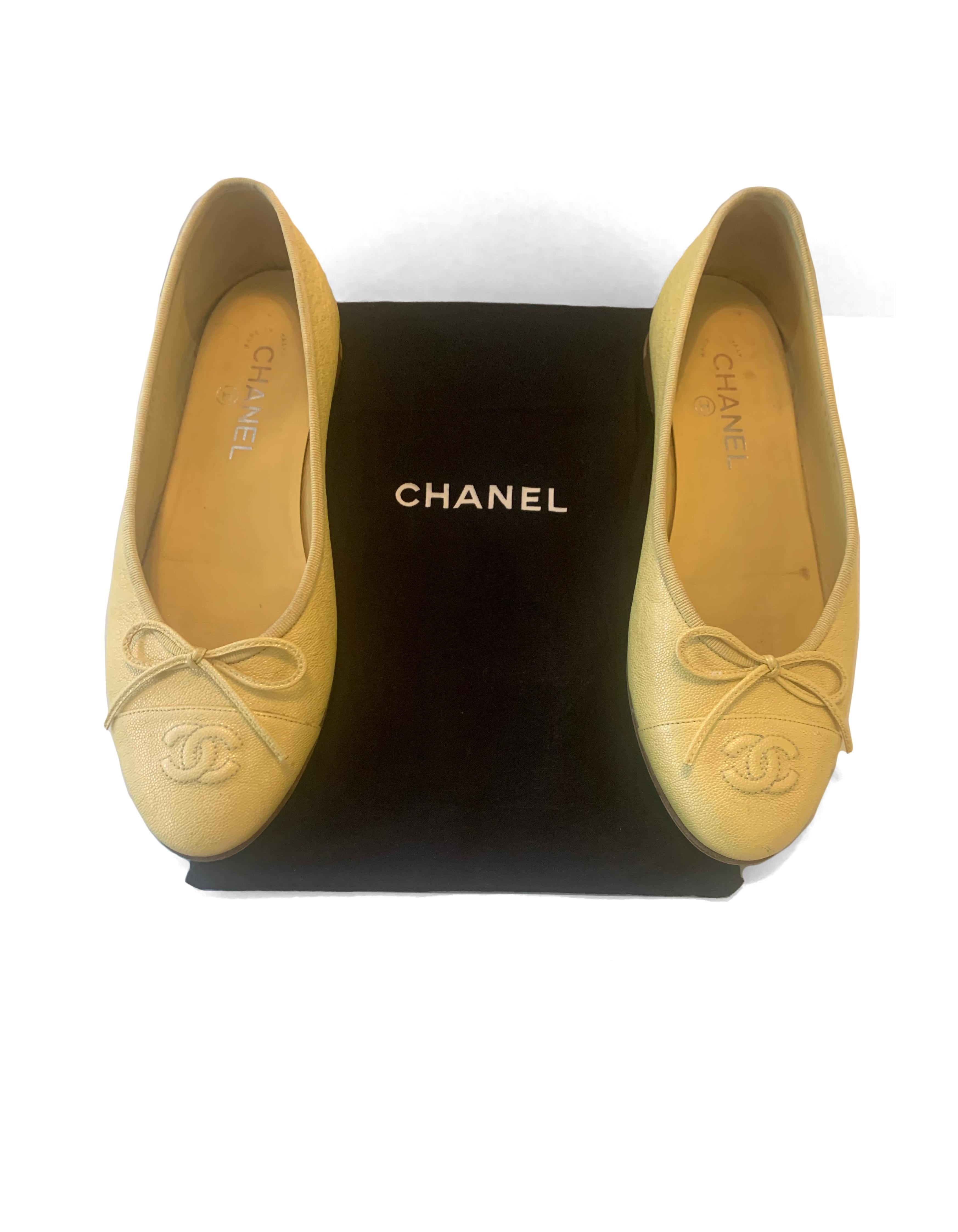 Chanel 2019 Iridescent Yellow CC Cap Toe Ballet Flats sz 39

Made In: Italy
Year of Production: 2019
Color: Iridescent yellow
Materials: Caviar leather
Closure/Opening: Slide on
Overall Condition: Very good pre-owned condition.  Scuffing throughout