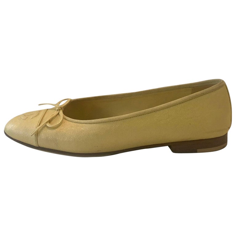 filosof vindue mentalitet Chanel 2019 Iridescent Yellow Caviar Leather CC Ballet Flats sz 39 For Sale  at 1stDibs | chanel white sandals